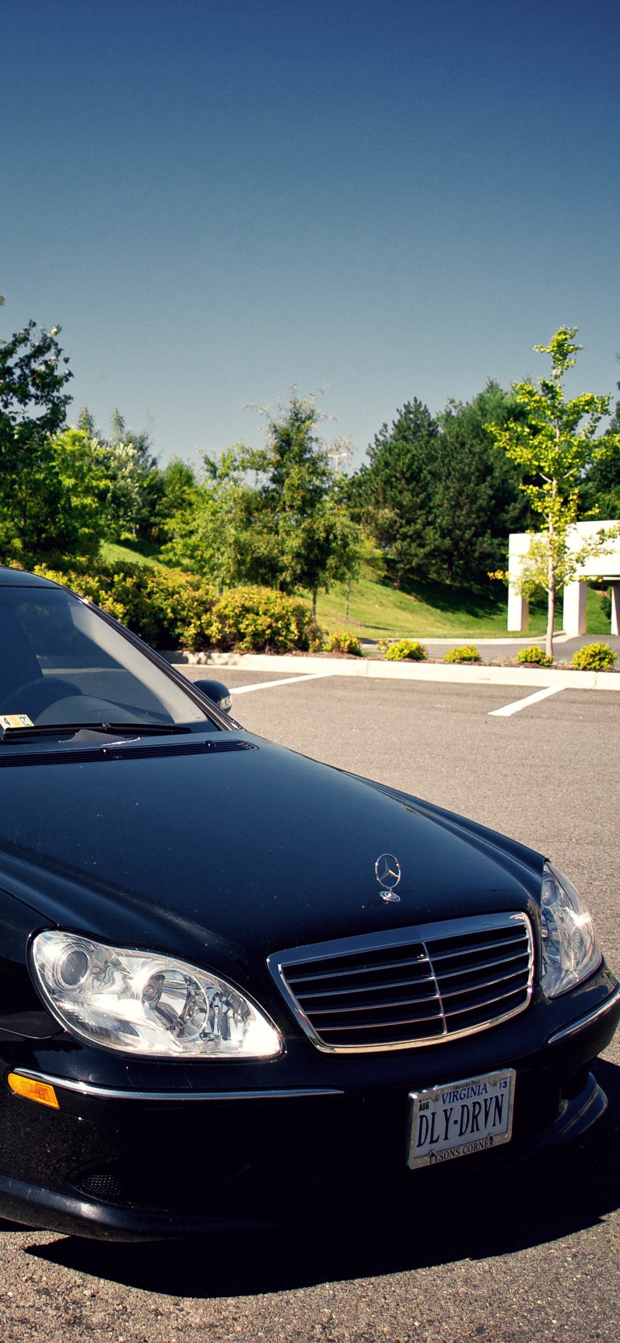 Mercedes Benz Berline Noire Sur Route Pendant la Journée. Wallpaper in 1242x2688 Resolution