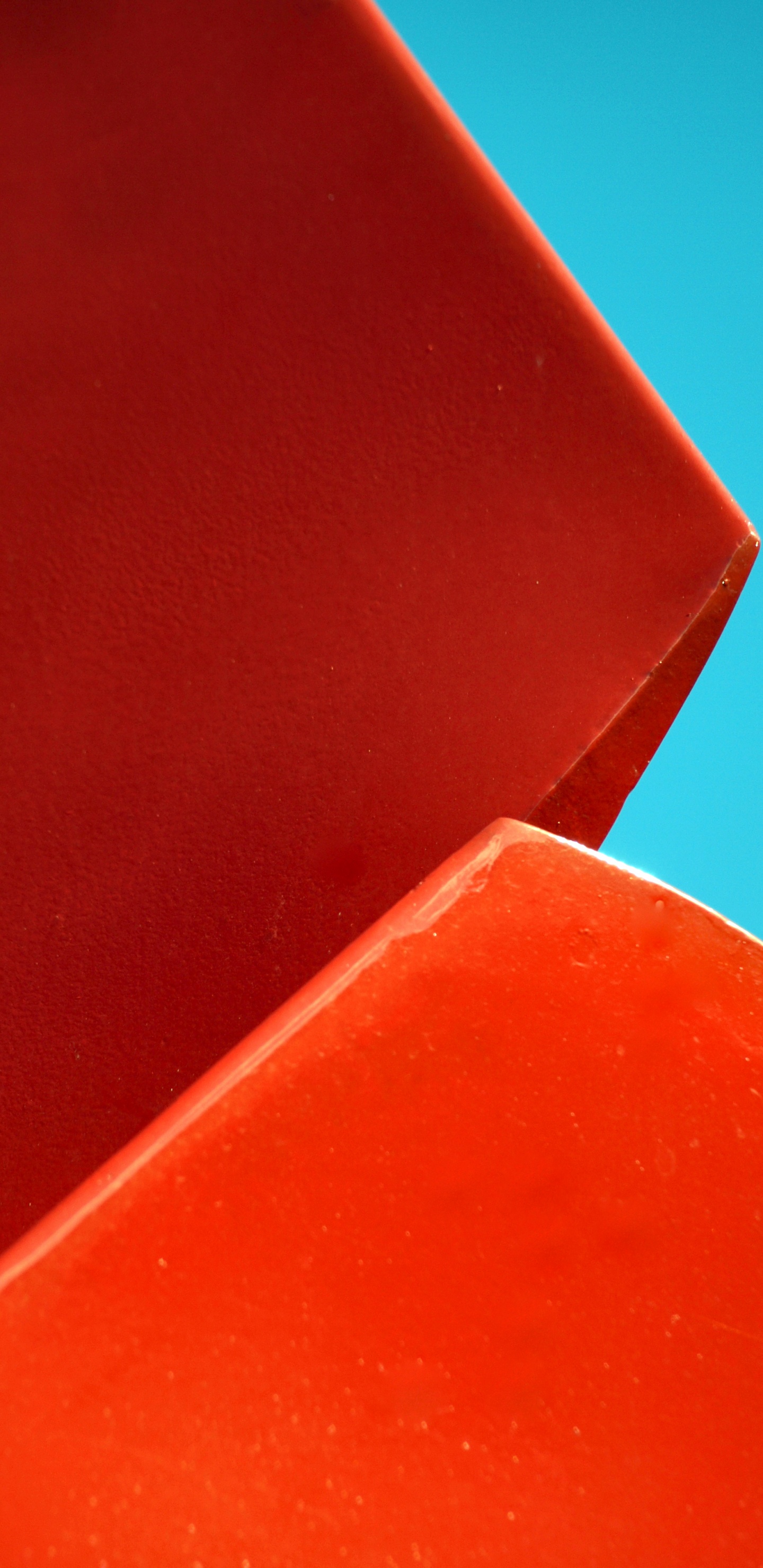 Rotes Und Blaues Plastikspielzeug. Wallpaper in 1440x2960 Resolution