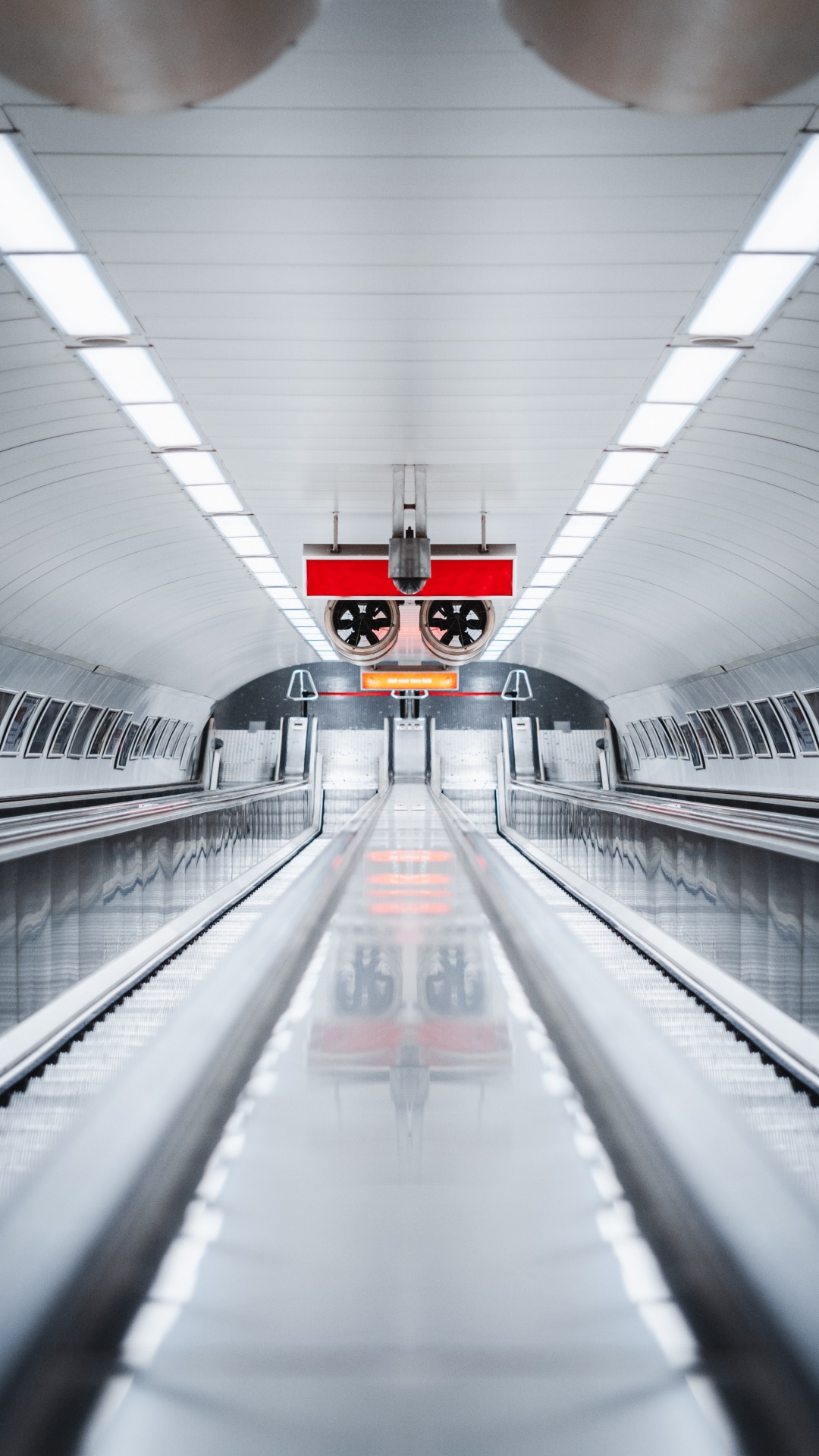 Train Rouge et Blanc Dans le Tunnel. Wallpaper in 1080x1920 Resolution