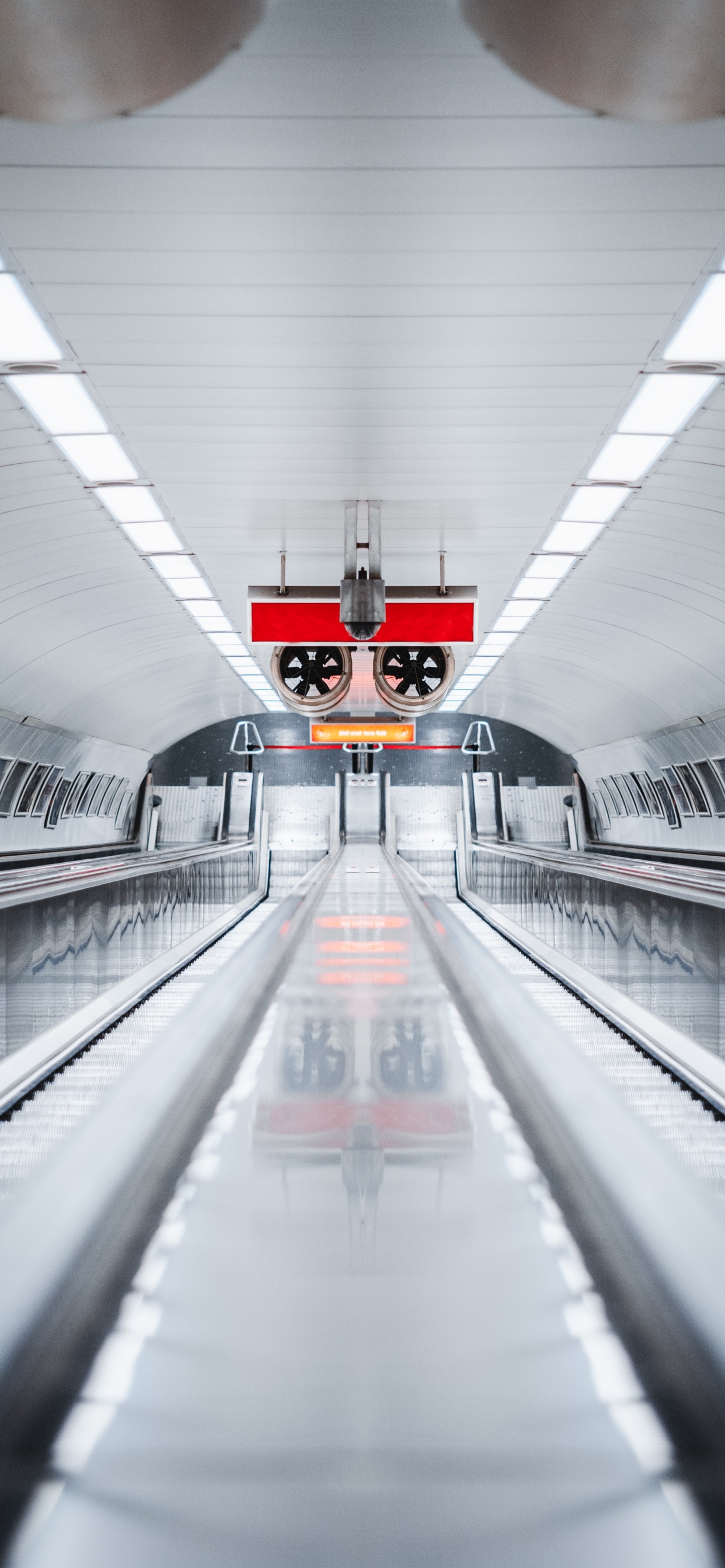 Train Rouge et Blanc Dans le Tunnel. Wallpaper in 1242x2688 Resolution