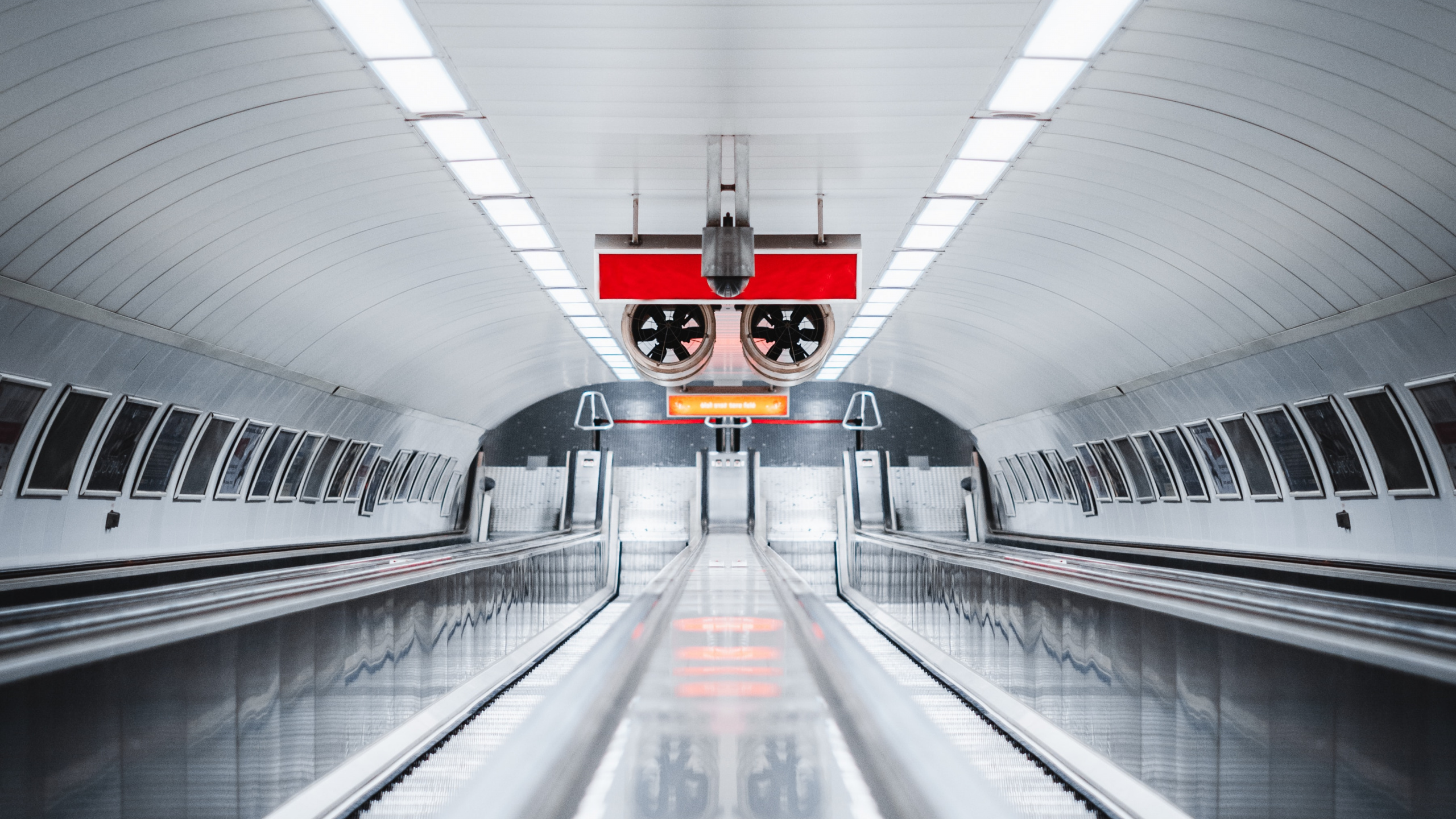 Train Rouge et Blanc Dans le Tunnel. Wallpaper in 2560x1440 Resolution