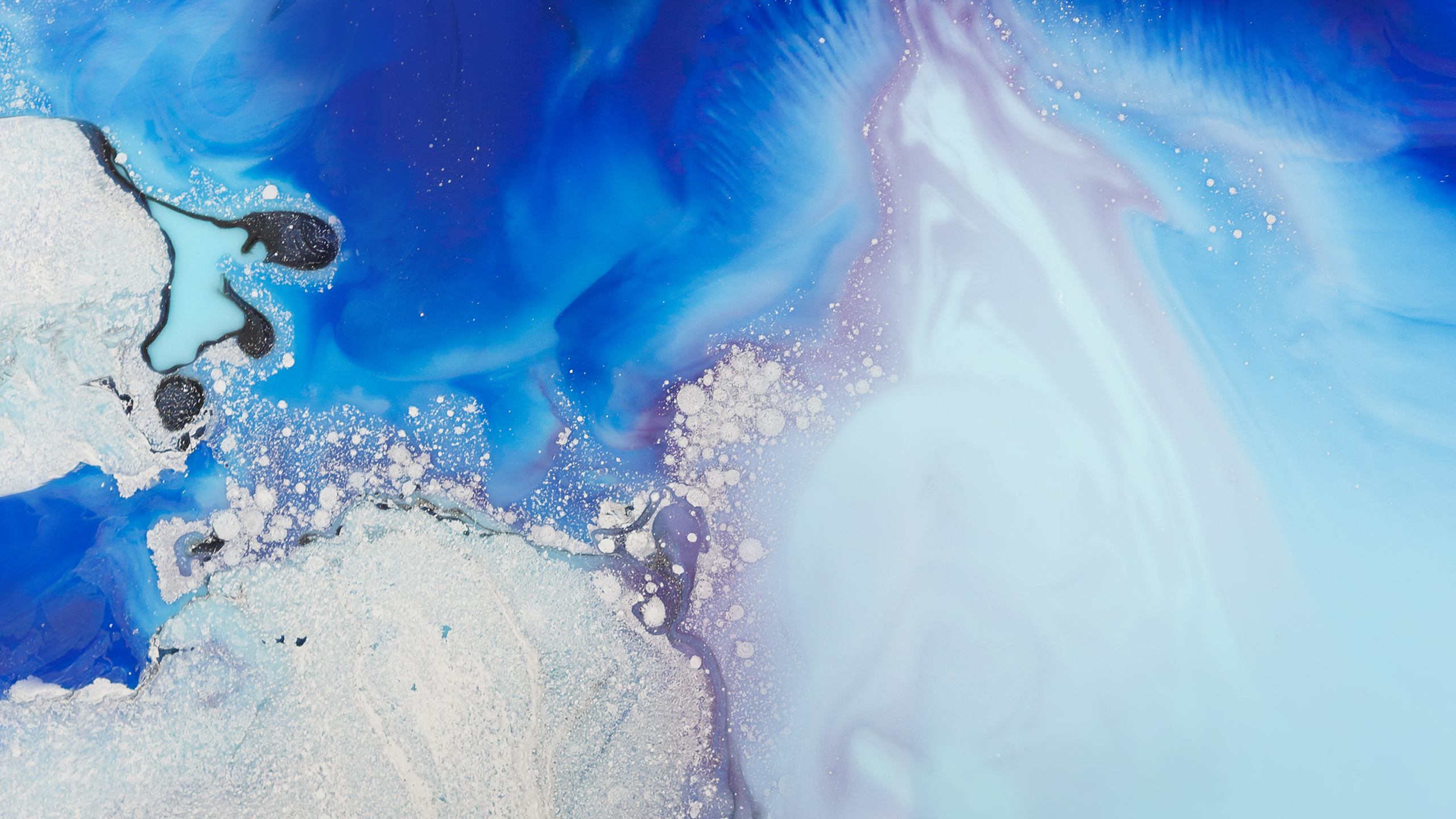 Blue and White Water Waves. Wallpaper in 2560x1440 Resolution