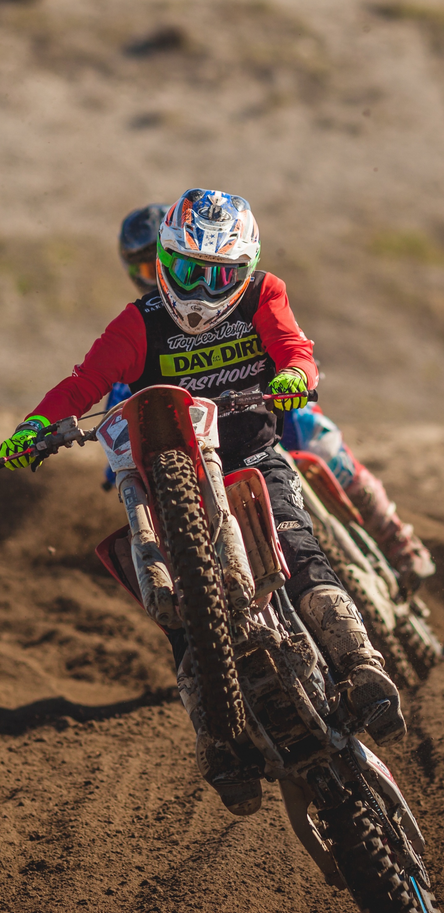 Mann im Grünen Und Schwarzen Motocross-Anzug, Der Motocross-Dirt-Bike Fährt Riding. Wallpaper in 1440x2960 Resolution