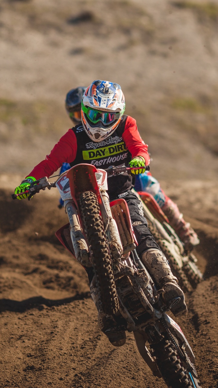 Hombre en Traje de Motocross Verde y Negro Montando Motocross Dirt Bike. Wallpaper in 720x1280 Resolution