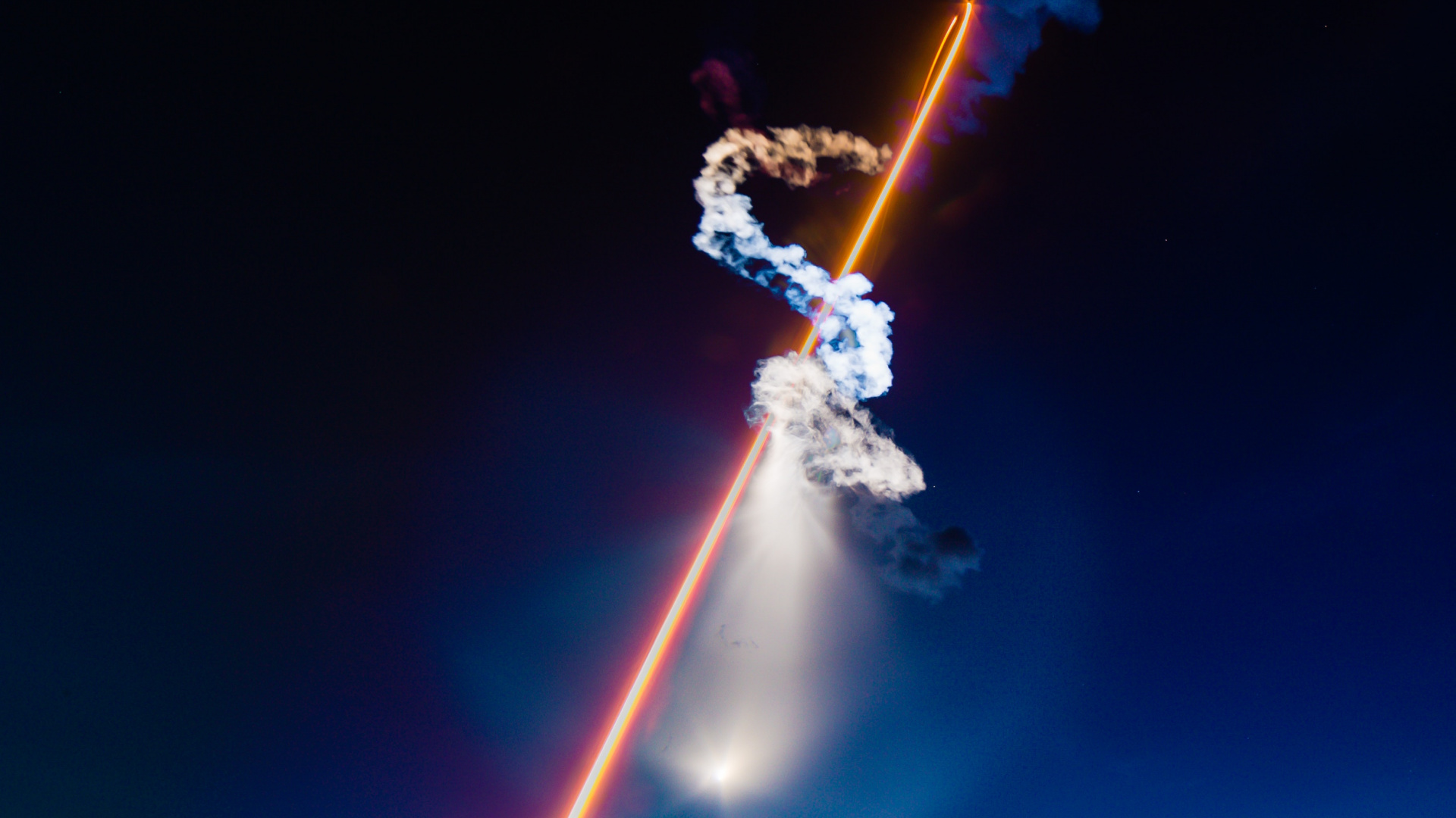 Hombre Con Camisa Blanca y Pantalones Vaqueros Azules Sosteniendo Una Manguera Contra Incendios. Wallpaper in 1920x1080 Resolution