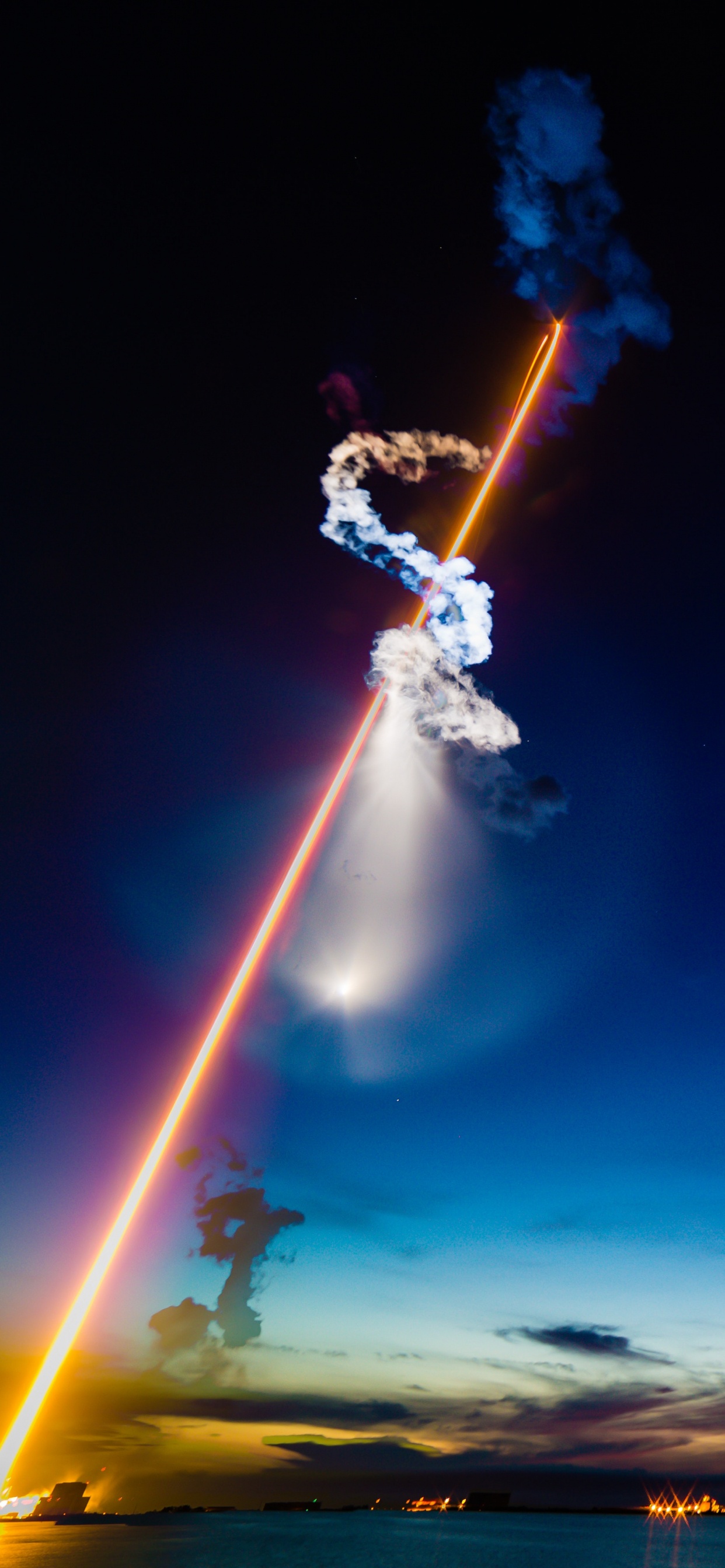 Mann in Weißem Hemd Und Blauer Jeans Mit Feuerwehrschlauch. Wallpaper in 1242x2688 Resolution