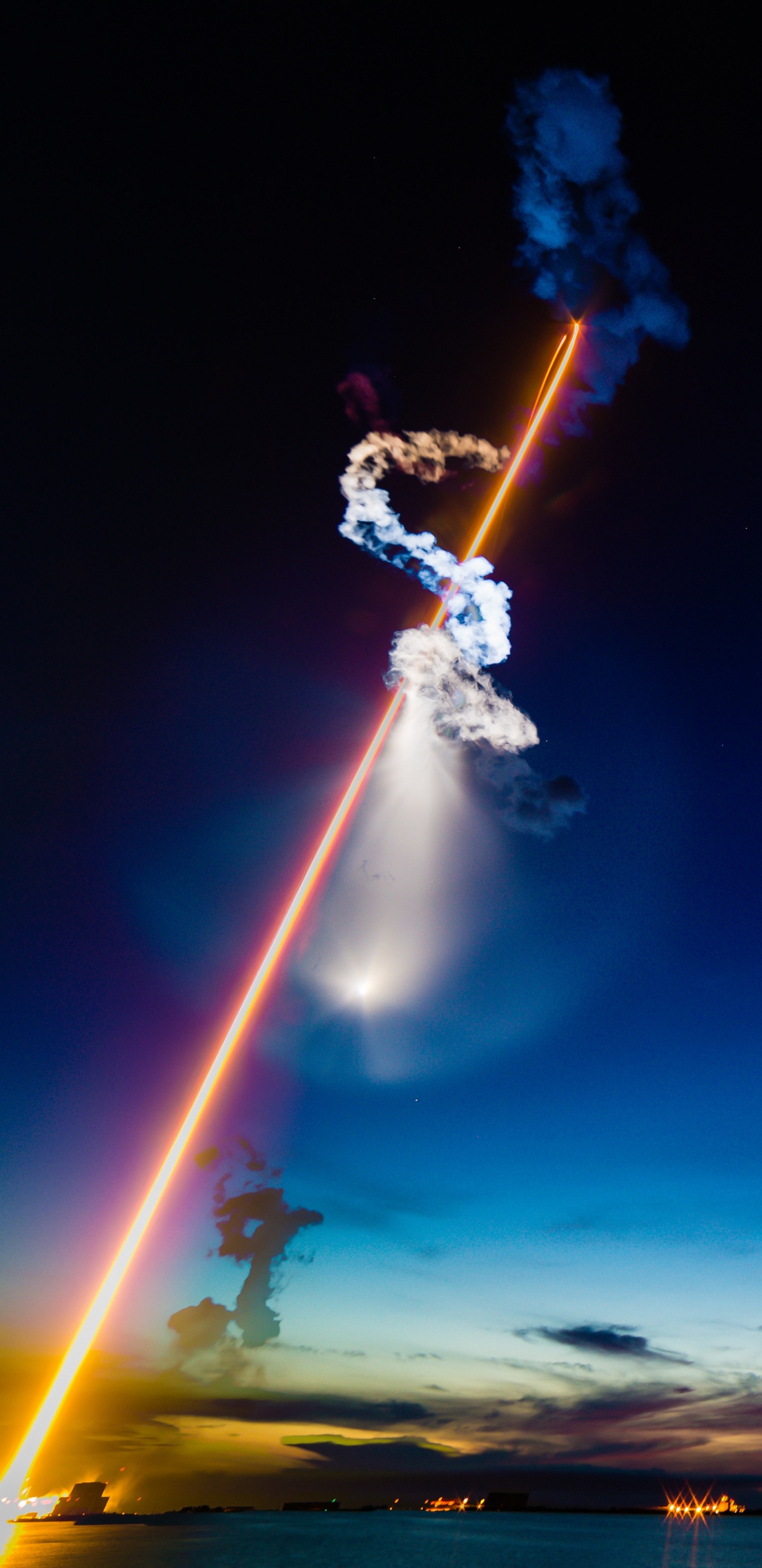 Mann in Weißem Hemd Und Blauer Jeans Mit Feuerwehrschlauch. Wallpaper in 1440x2960 Resolution