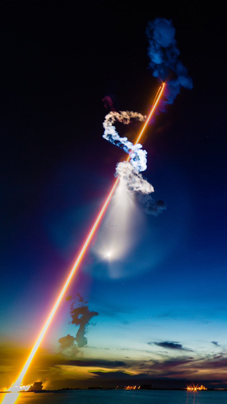 Mann in Weißem Hemd Und Blauer Jeans Mit Feuerwehrschlauch. Wallpaper in 750x1334 Resolution