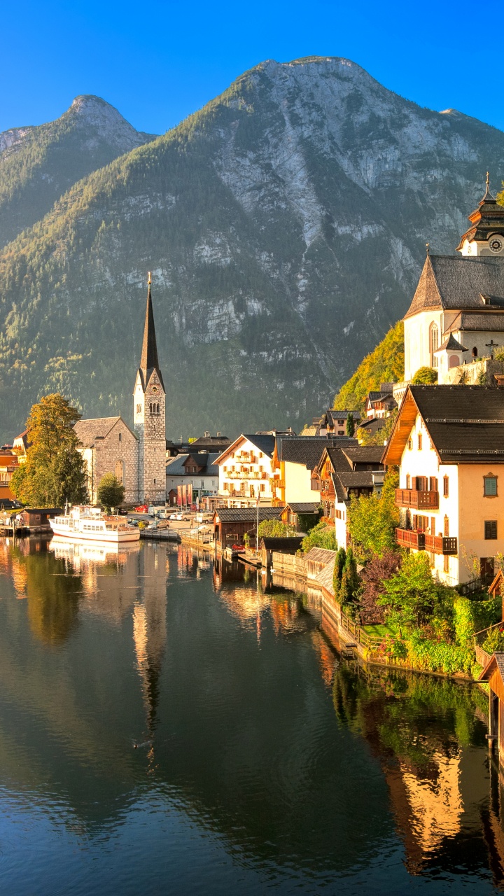 Braun-weißes Betongebäude am Fluss Tagsüber. Wallpaper in 720x1280 Resolution