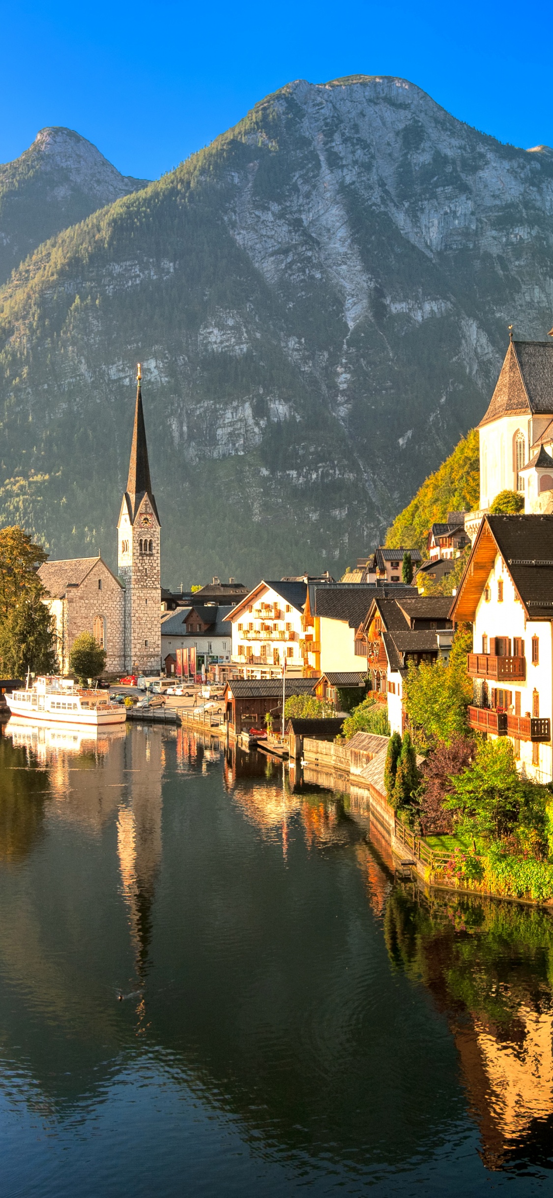 Edificio de Hormigón Marrón y Blanco Junto al Río Durante el Día. Wallpaper in 1125x2436 Resolution