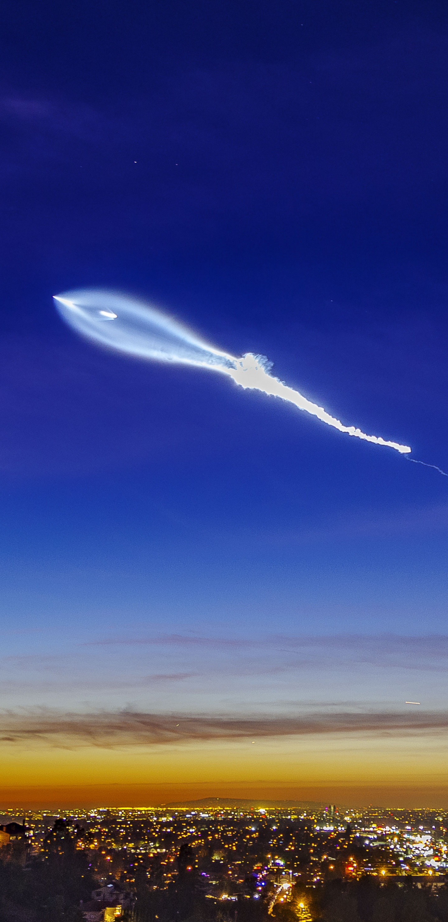 Ville Avec Des Immeubles de Grande Hauteur Sous Ciel Bleu Pendant la Nuit. Wallpaper in 1440x2960 Resolution