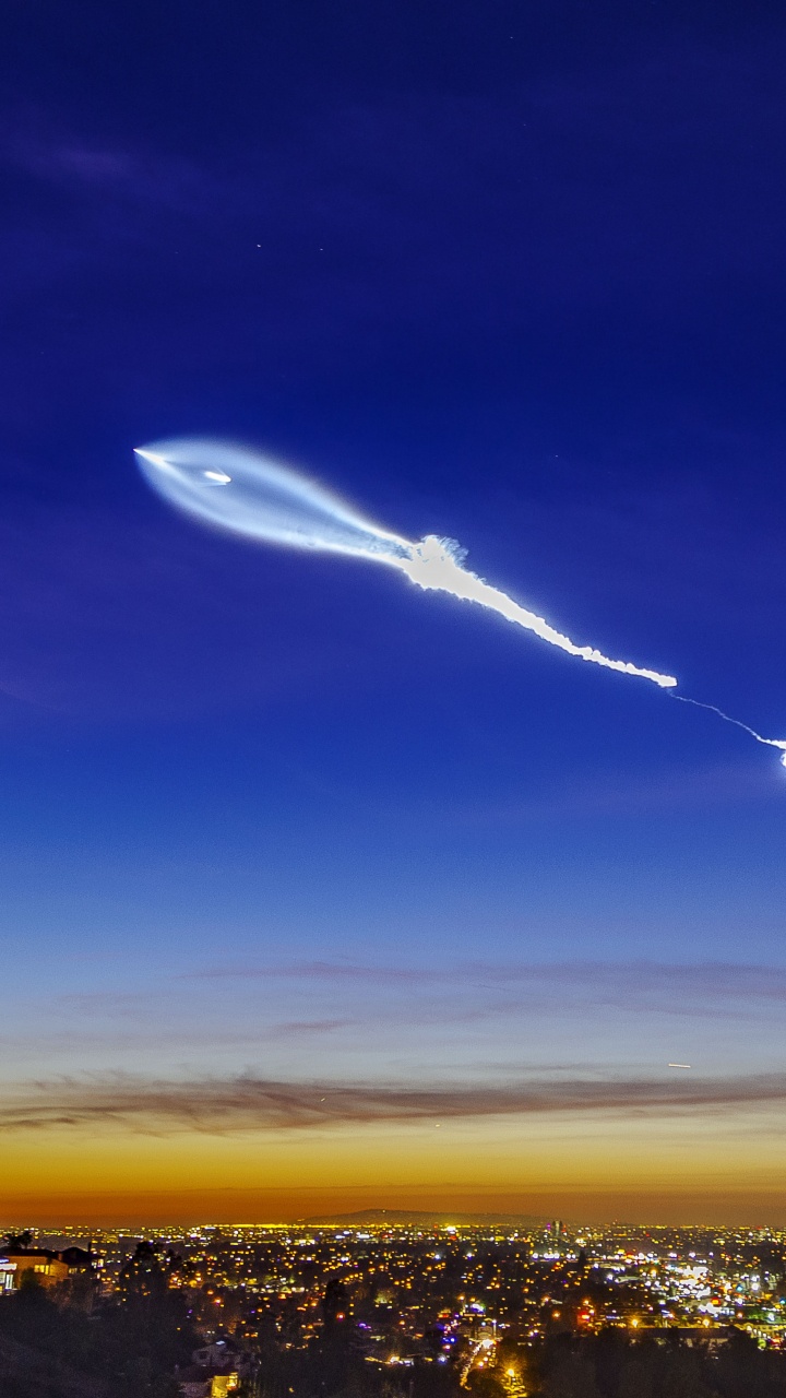 Ville Avec Des Immeubles de Grande Hauteur Sous Ciel Bleu Pendant la Nuit. Wallpaper in 720x1280 Resolution