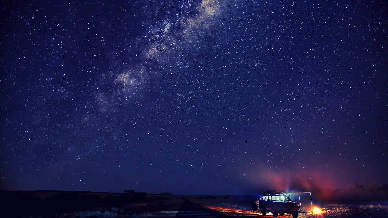 Voiture Blanche Sur Route Pendant la Nuit. Wallpaper in 1280x720 Resolution
