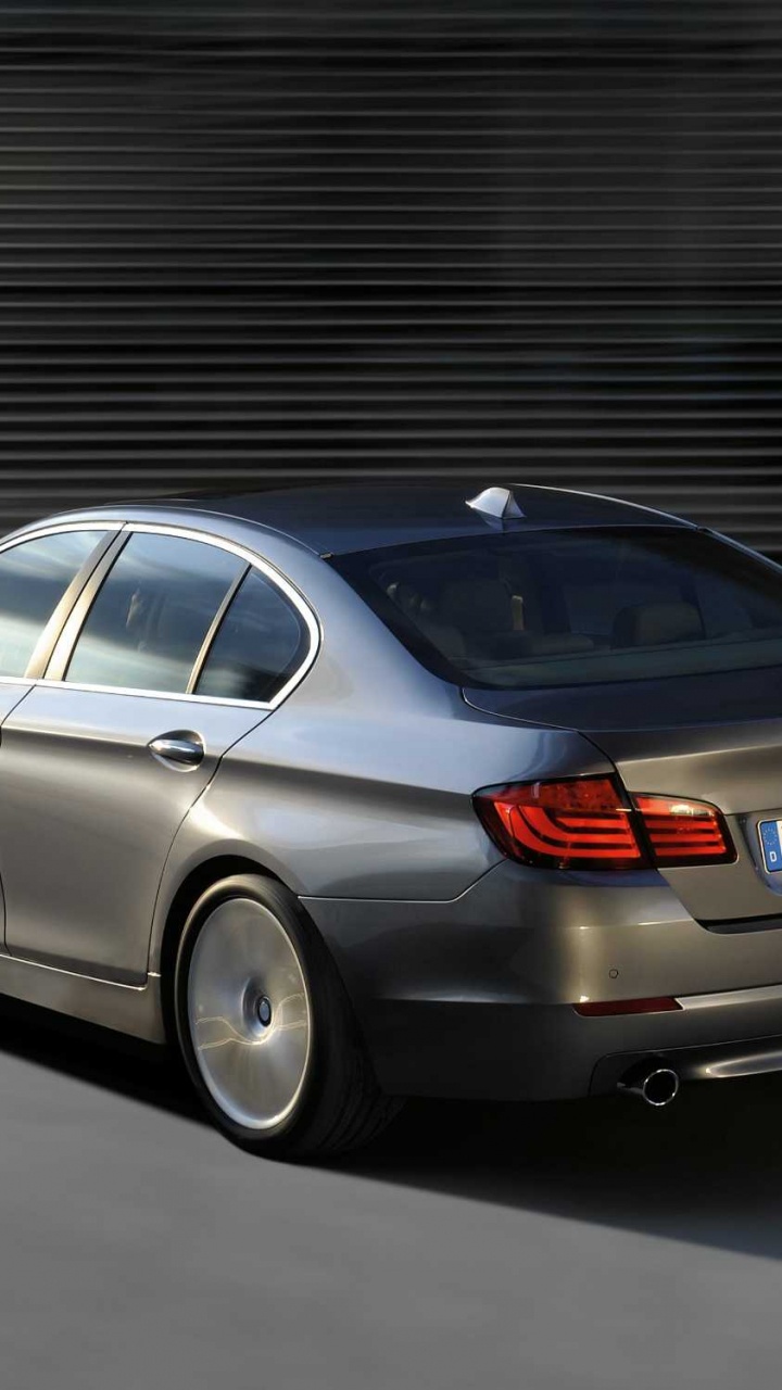 Silberne Mercedes-Benz-Limousine in Der Nähe Der Grauen Rolltür Geparkt. Wallpaper in 720x1280 Resolution