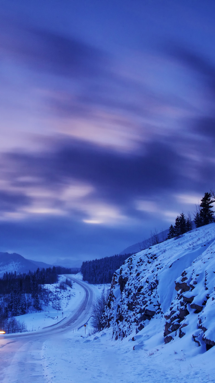 Montagne Couverte de Neige Sous un Ciel Nuageux Pendant la Journée. Wallpaper in 750x1334 Resolution