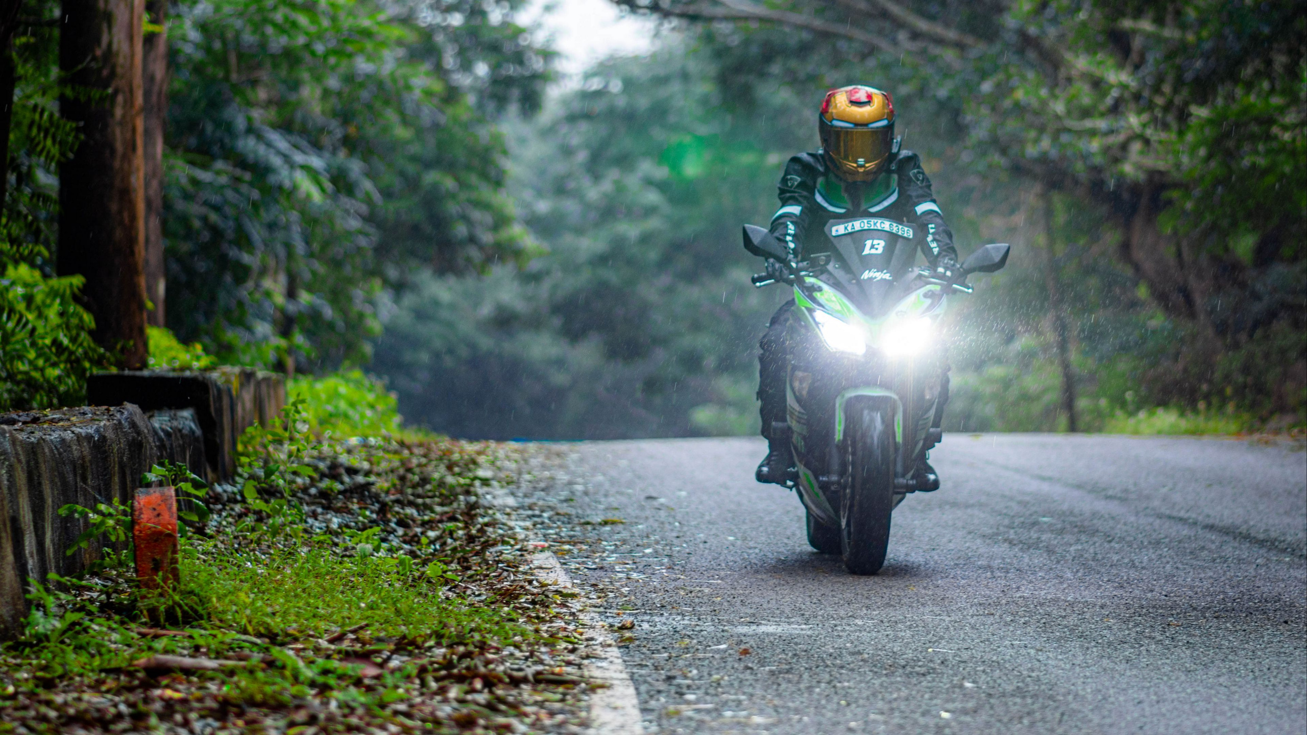 Lluvia de Moto, Casco de la Motocicleta, Motocicleta, Kawasaki Ninja H2, Motociclismo. Wallpaper in 2560x1440 Resolution