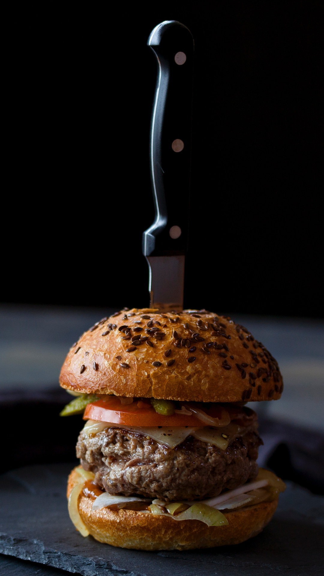 Hamburguesa en Textil de Cuero Negro. Wallpaper in 1080x1920 Resolution