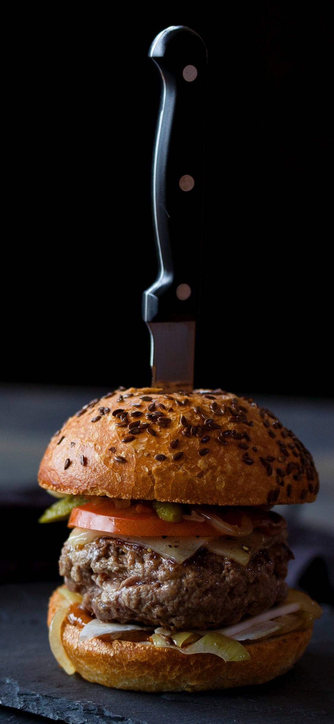 Burger Auf Schwarzem Ledertextil. Wallpaper in 1125x2436 Resolution