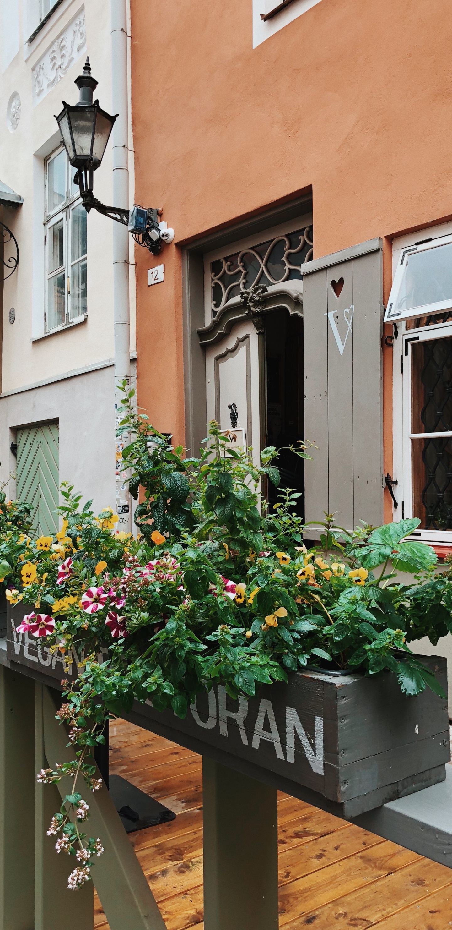 Fenêtre, Bâtiment, Teinture à Bois, Fleuriste, Balcon. Wallpaper in 1440x2960 Resolution