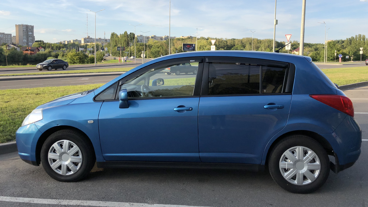 Blue Suv on Gray Asphalt Road During Daytime. Wallpaper in 1280x720 Resolution