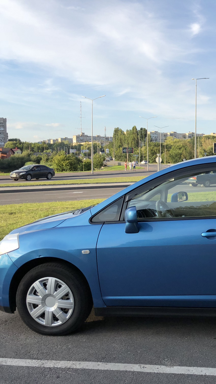 Blue Suv on Gray Asphalt Road During Daytime. Wallpaper in 750x1334 Resolution