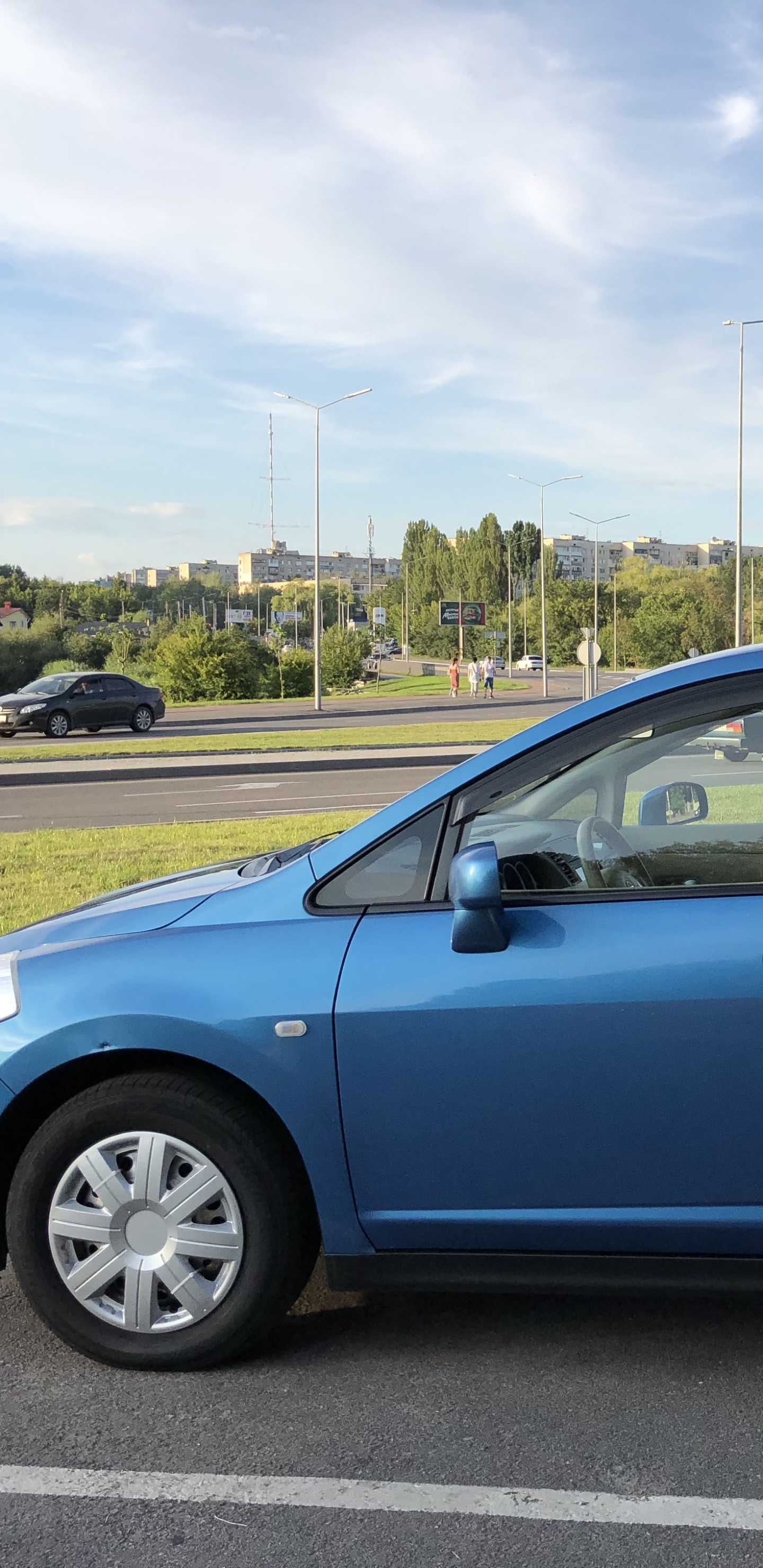Suv Bleu Sur Route Asphaltée Grise Pendant la Journée. Wallpaper in 1440x2960 Resolution