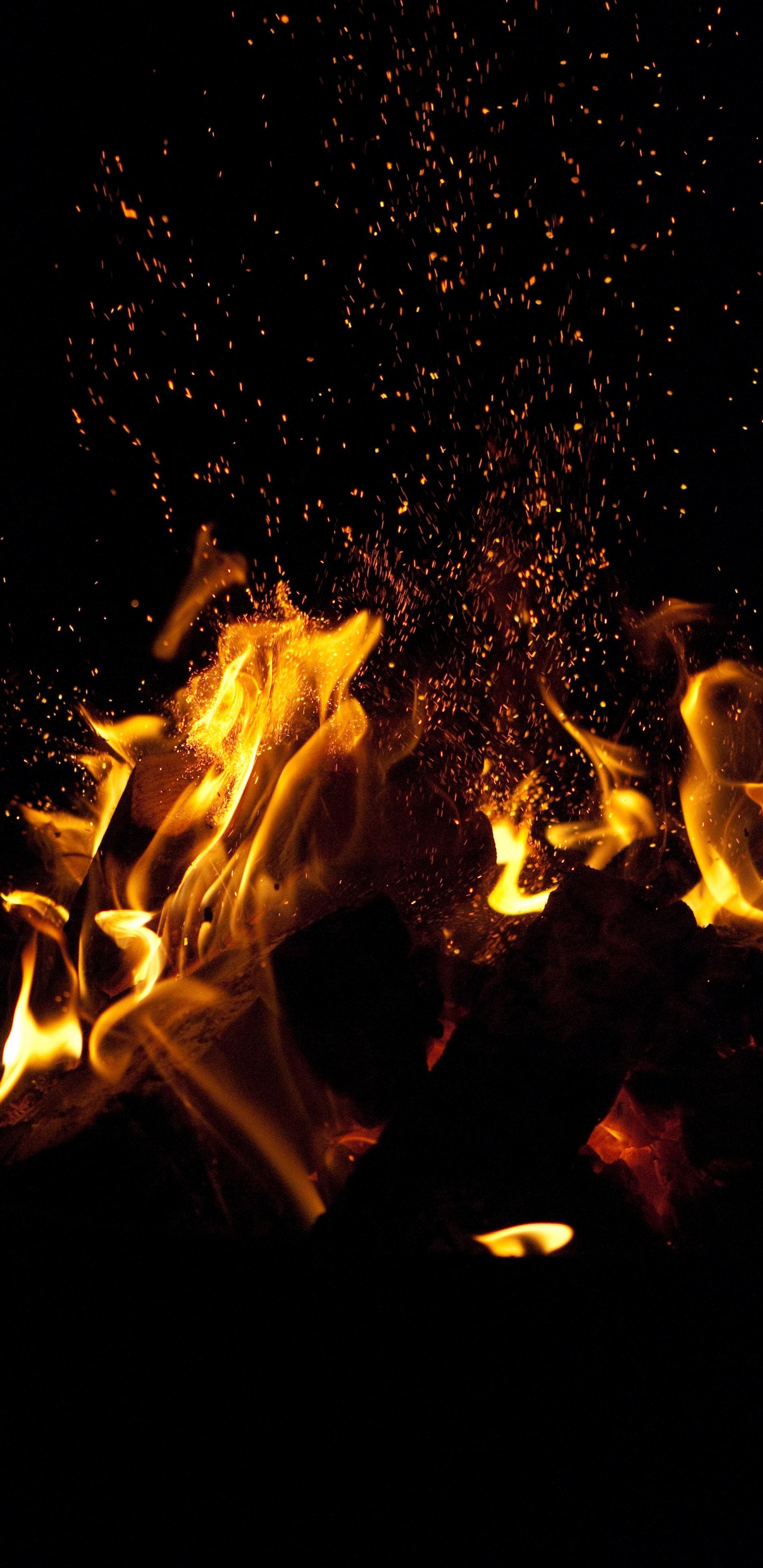 Feu au Milieu de L'obscurité. Wallpaper in 1440x2960 Resolution
