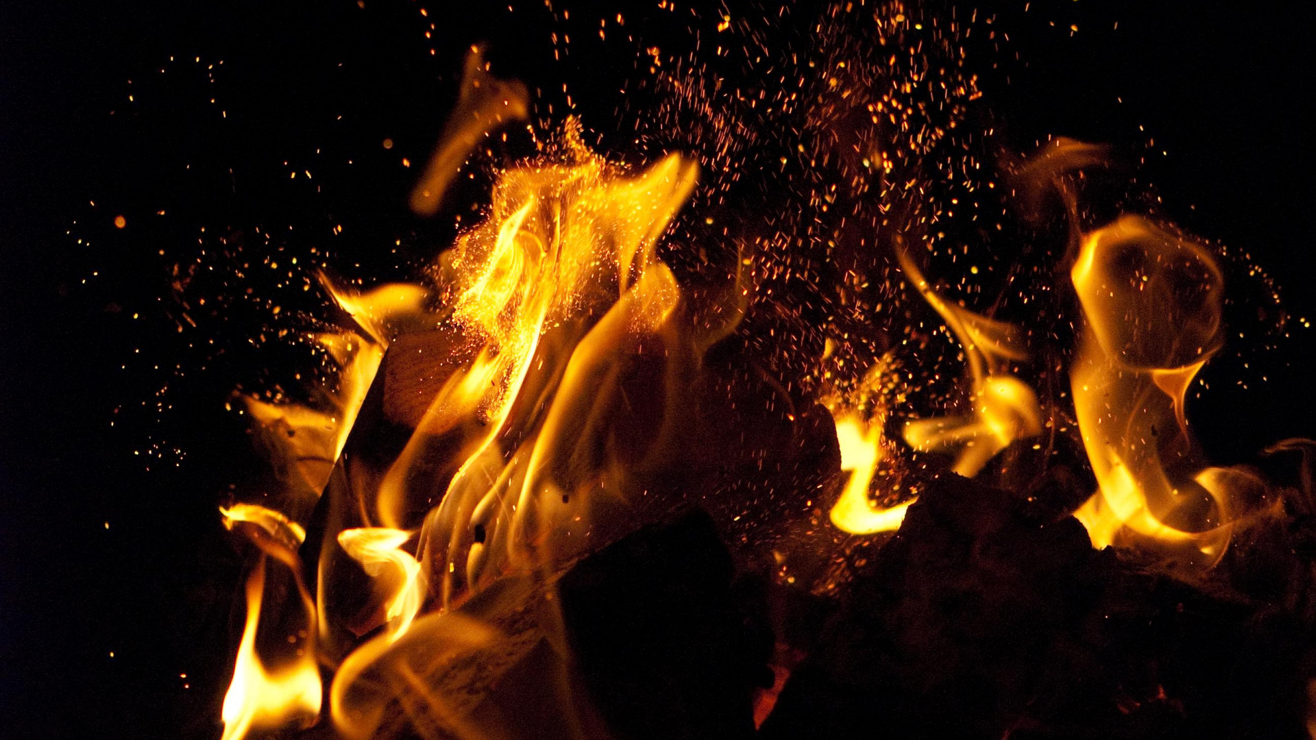 Feu au Milieu de L'obscurité. Wallpaper in 1920x1080 Resolution