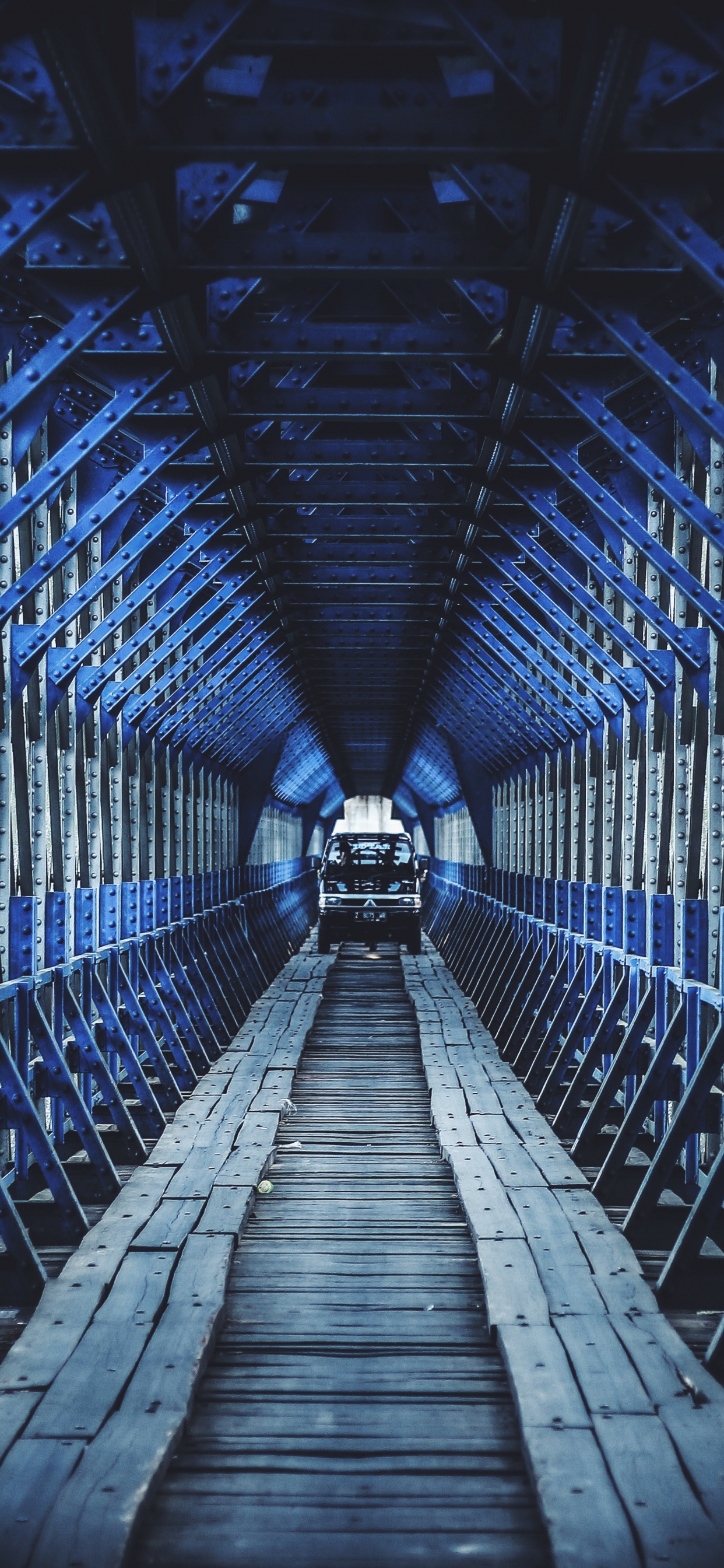 Leute, Die Tagsüber Auf Dem Flur Gehen. Wallpaper in 1242x2688 Resolution