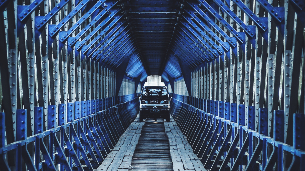 Leute, Die Tagsüber Auf Dem Flur Gehen. Wallpaper in 1280x720 Resolution