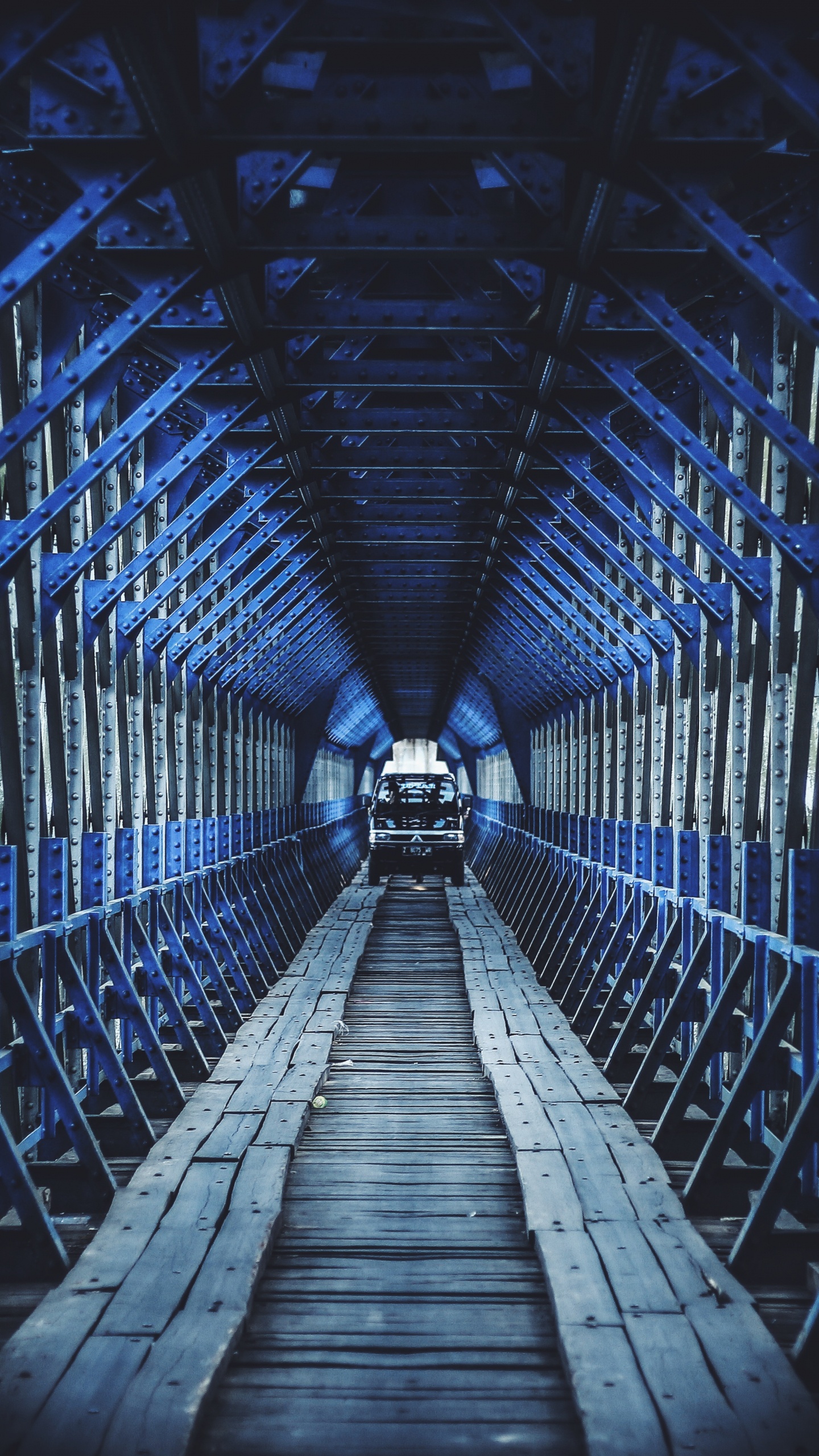 Leute, Die Tagsüber Auf Dem Flur Gehen. Wallpaper in 1440x2560 Resolution