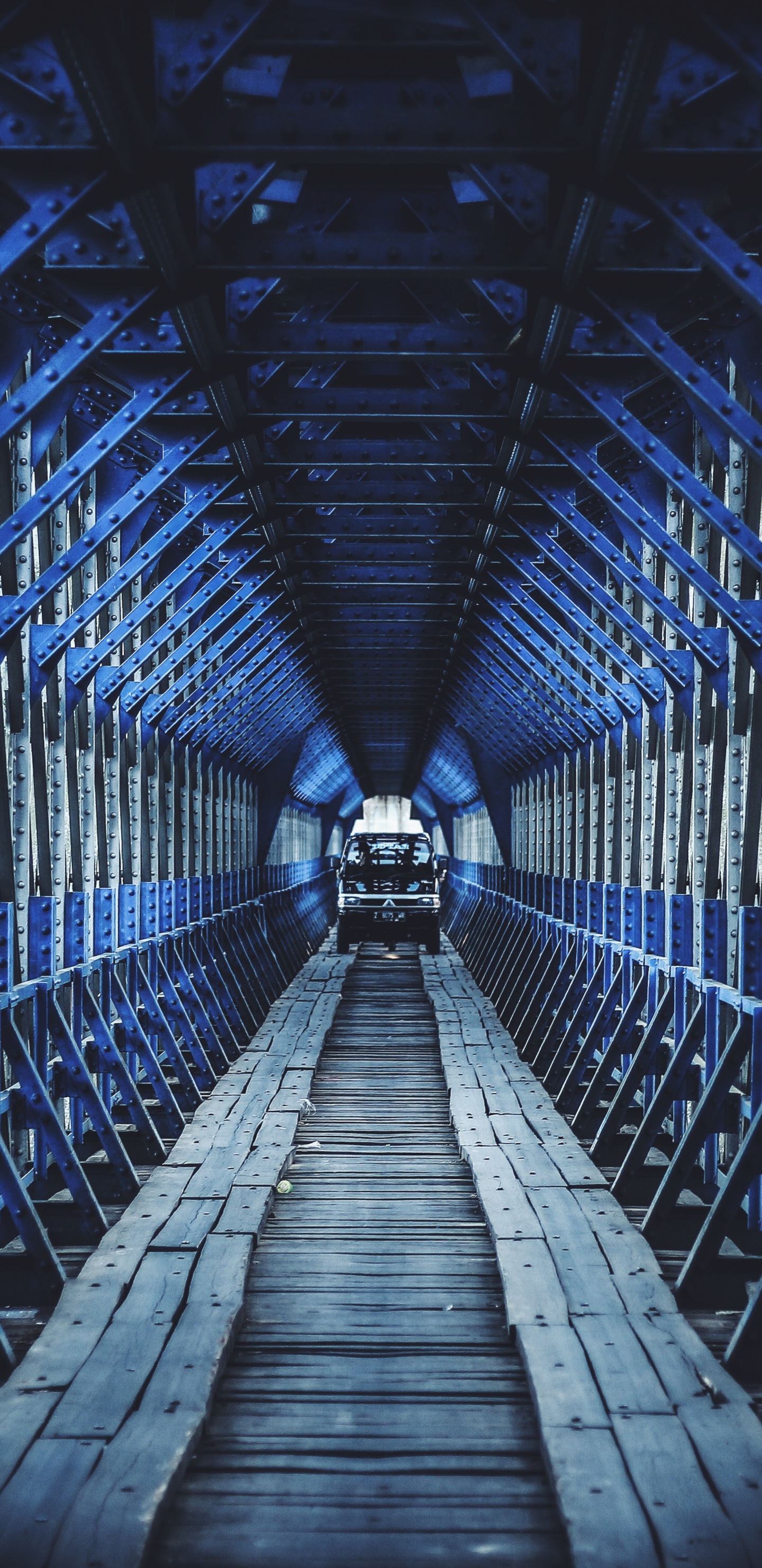 Leute, Die Tagsüber Auf Dem Flur Gehen. Wallpaper in 1440x2960 Resolution