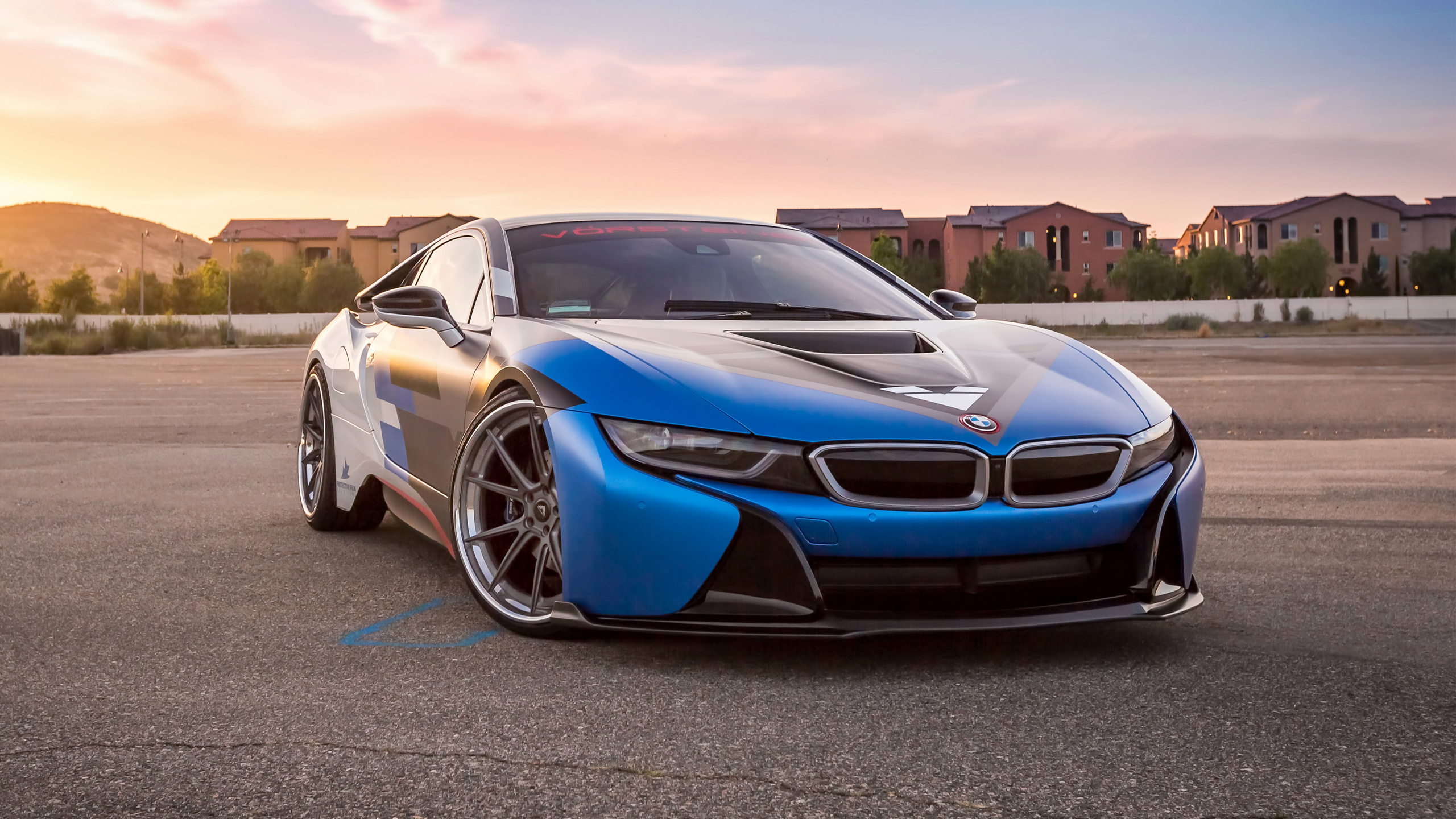 Blau Und Silber Bmw m 3 Coupe Tagsüber Unterwegs. Wallpaper in 2560x1440 Resolution