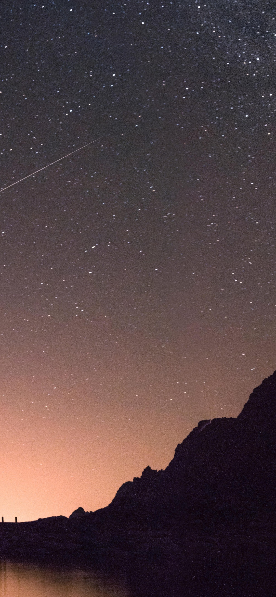 Silhouette Des Berges Während Der Nachtzeit. Wallpaper in 1125x2436 Resolution