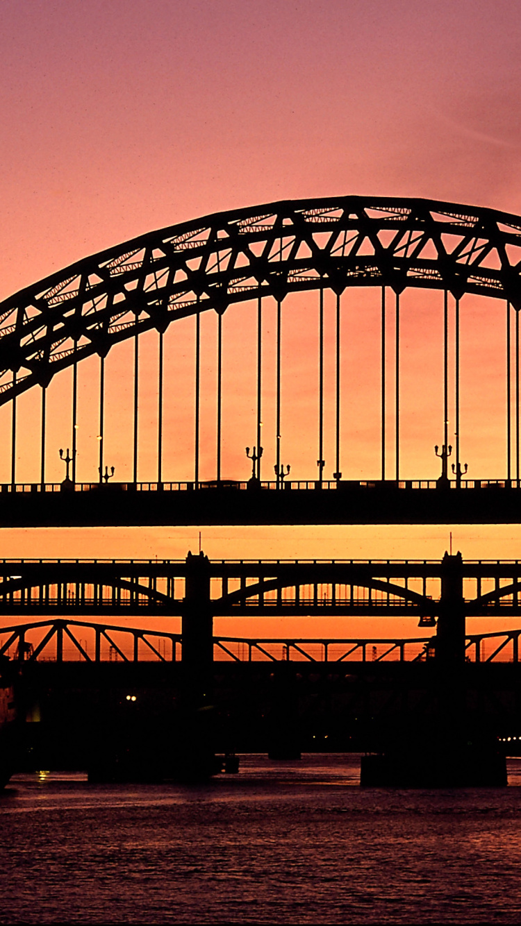 Silhouette de Pont Pendant le Coucher du Soleil. Wallpaper in 750x1334 Resolution