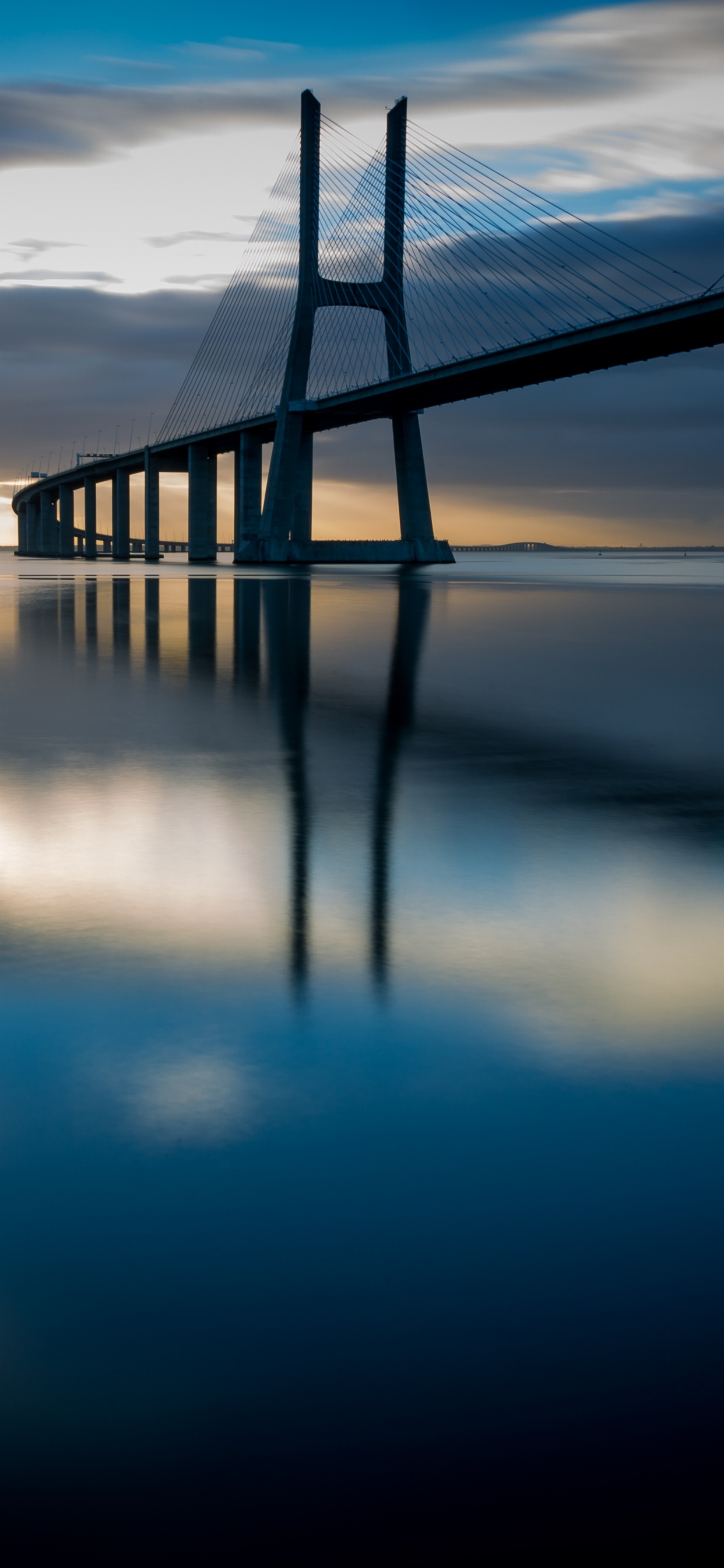 Puente Sobre el Agua Durante la Noche. Wallpaper in 1242x2688 Resolution