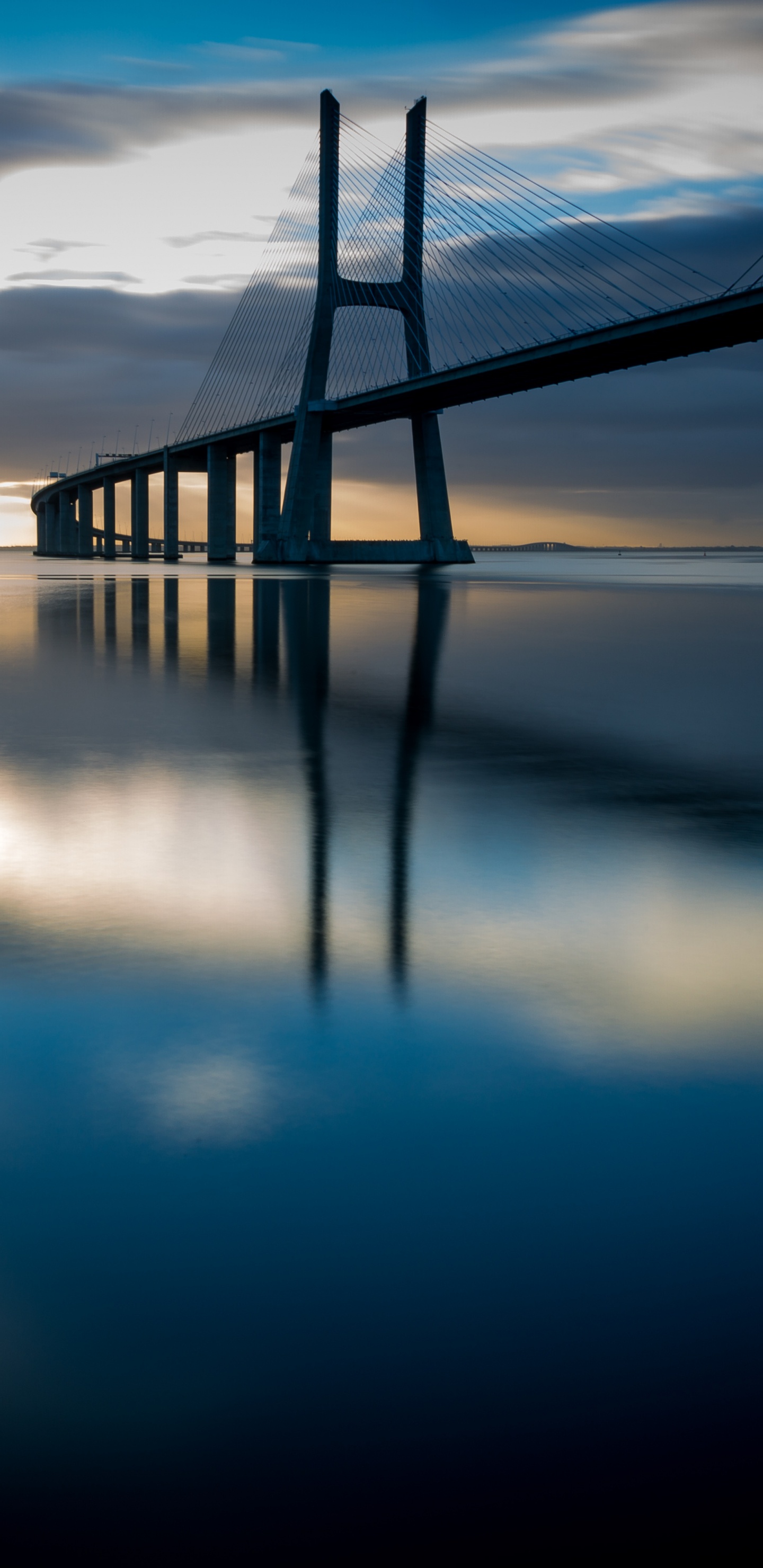 Pont Au-dessus de L'eau Pendant la Nuit. Wallpaper in 1440x2960 Resolution