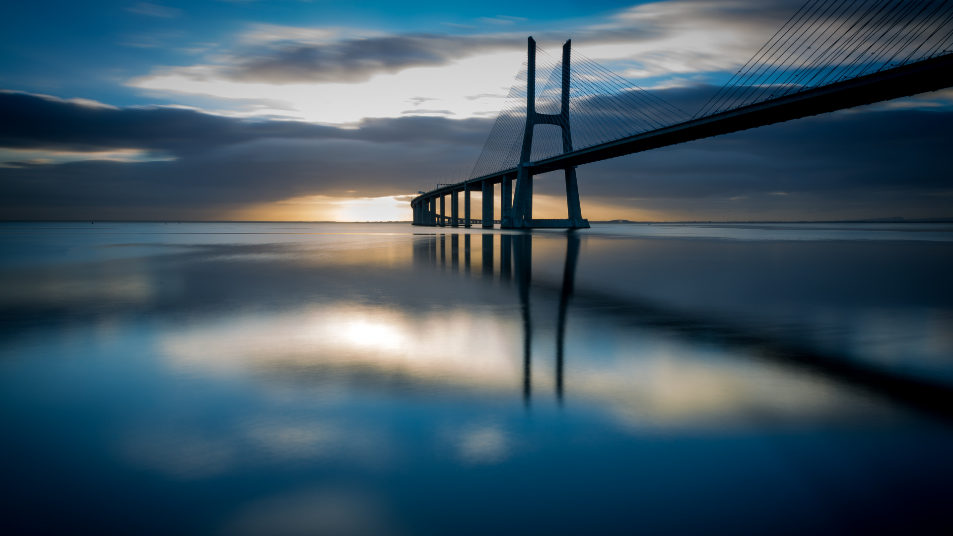 Pont Au-dessus de L'eau Pendant la Nuit. Wallpaper in 1920x1080 Resolution