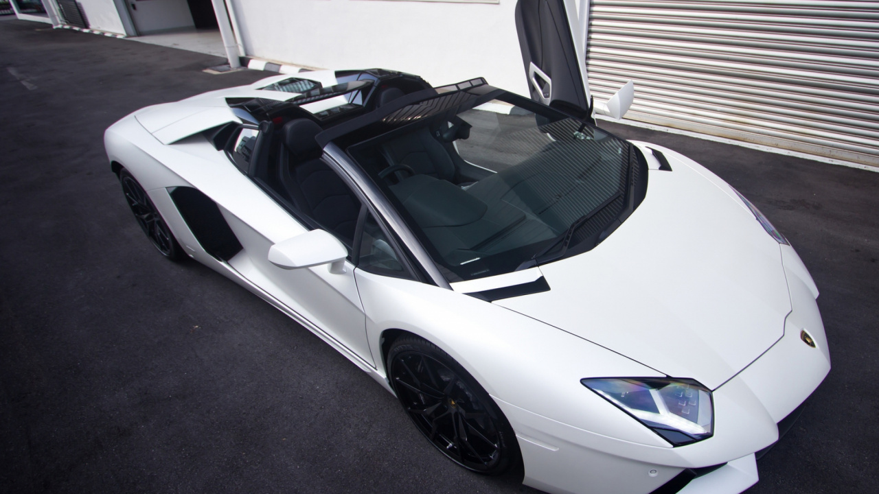 Weißer Porsche 911 in Der Nähe Des Weißen Gebäudes Geparkt. Wallpaper in 1280x720 Resolution