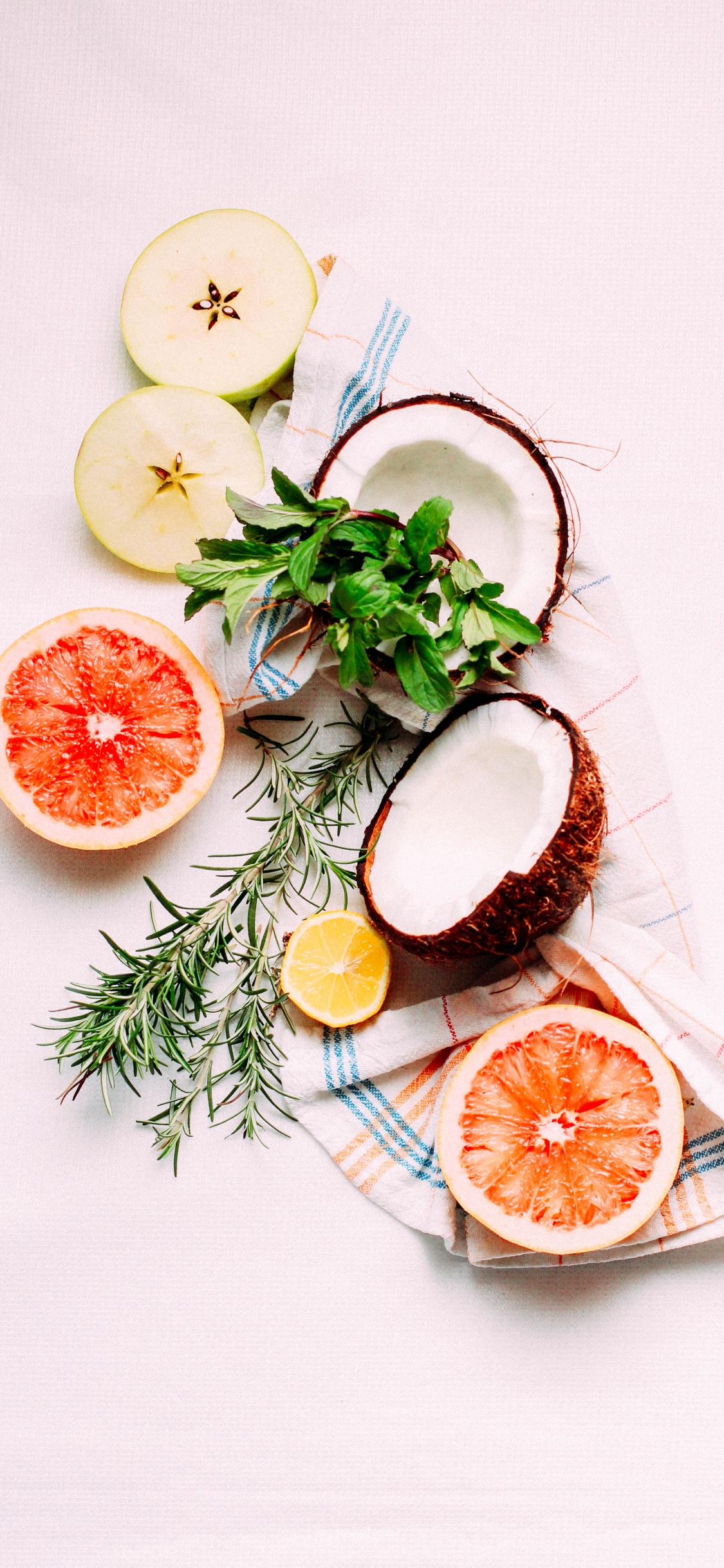Fruits Orange Tranchés Sur Plaque en Céramique Blanche. Wallpaper in 1125x2436 Resolution
