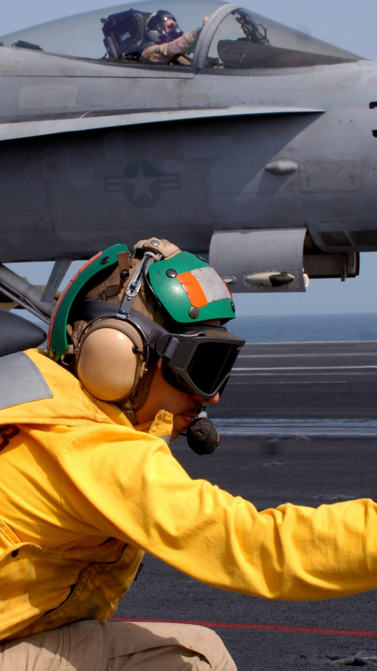 Homme en Veste Jaune et Casque à Cheval Sur un Avion à Réaction Gris. Wallpaper in 750x1334 Resolution