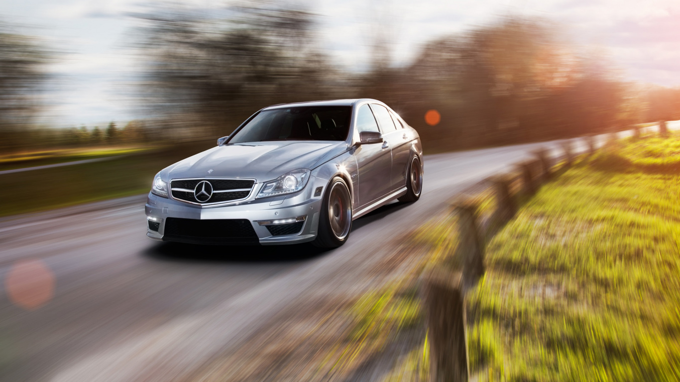 Silver Mercedes Benz Coupe en la Carretera Durante el Día. Wallpaper in 1366x768 Resolution