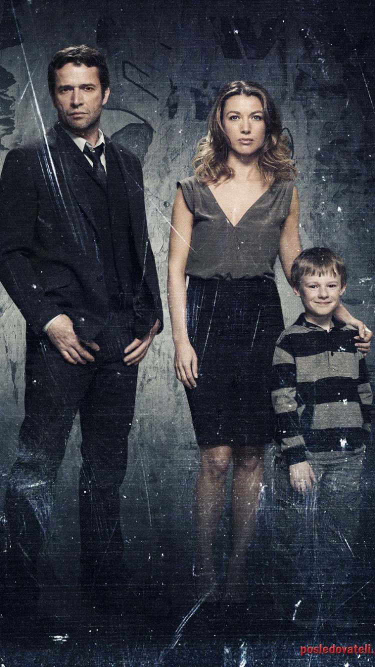 Man in Black Suit Standing Between 2 Women. Wallpaper in 750x1334 Resolution