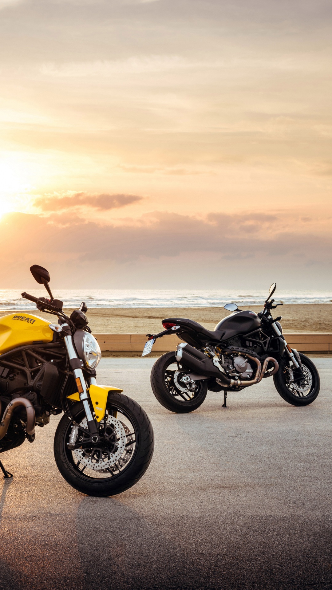 Moto Cruiser Jaune et Noir Sur Route Goudronnée Grise Pendant le Coucher du Soleil. Wallpaper in 1080x1920 Resolution