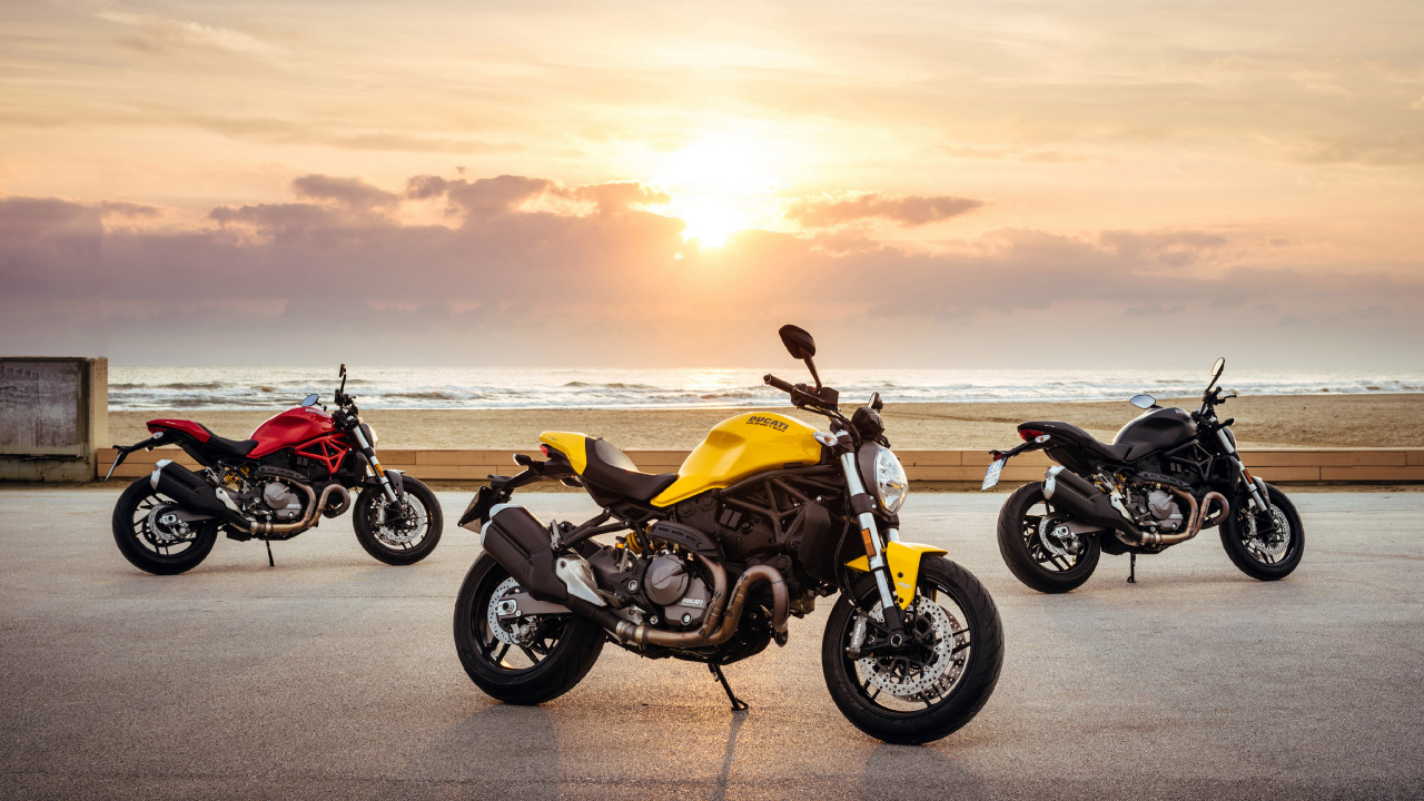 Gelbes Und Schwarzes Cruiser-Motorrad Auf Grauer Asphaltstraße Bei Sonnenuntergang. Wallpaper in 1280x720 Resolution