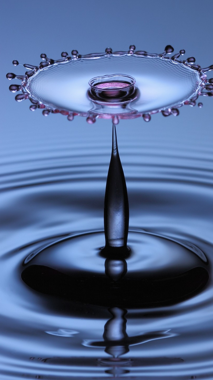 Goutte D'eau Sur L'eau en Photographie Rapprochée. Wallpaper in 750x1334 Resolution