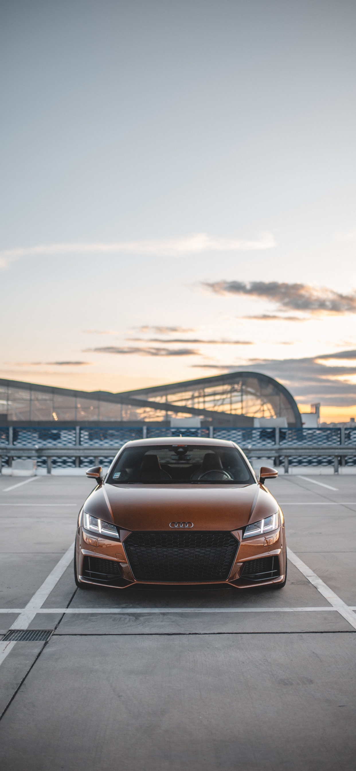 Voiture Brune Sur Route Grise Pendant la Journée. Wallpaper in 1242x2688 Resolution