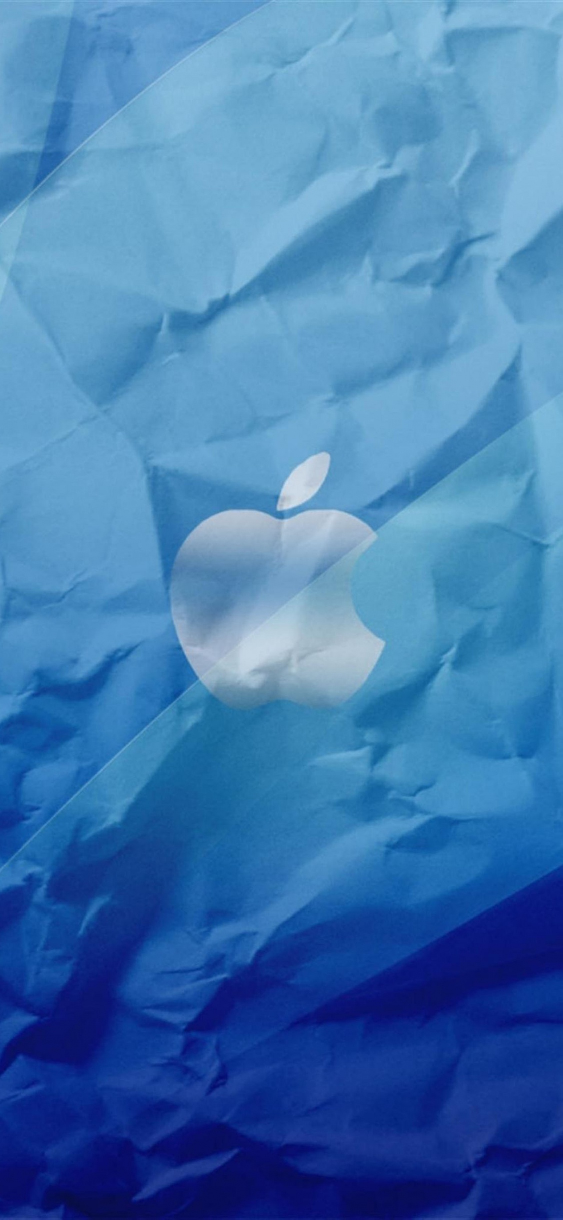 Adorno en Forma de Corazón Blanco Sobre Textil Azul. Wallpaper in 1125x2436 Resolution