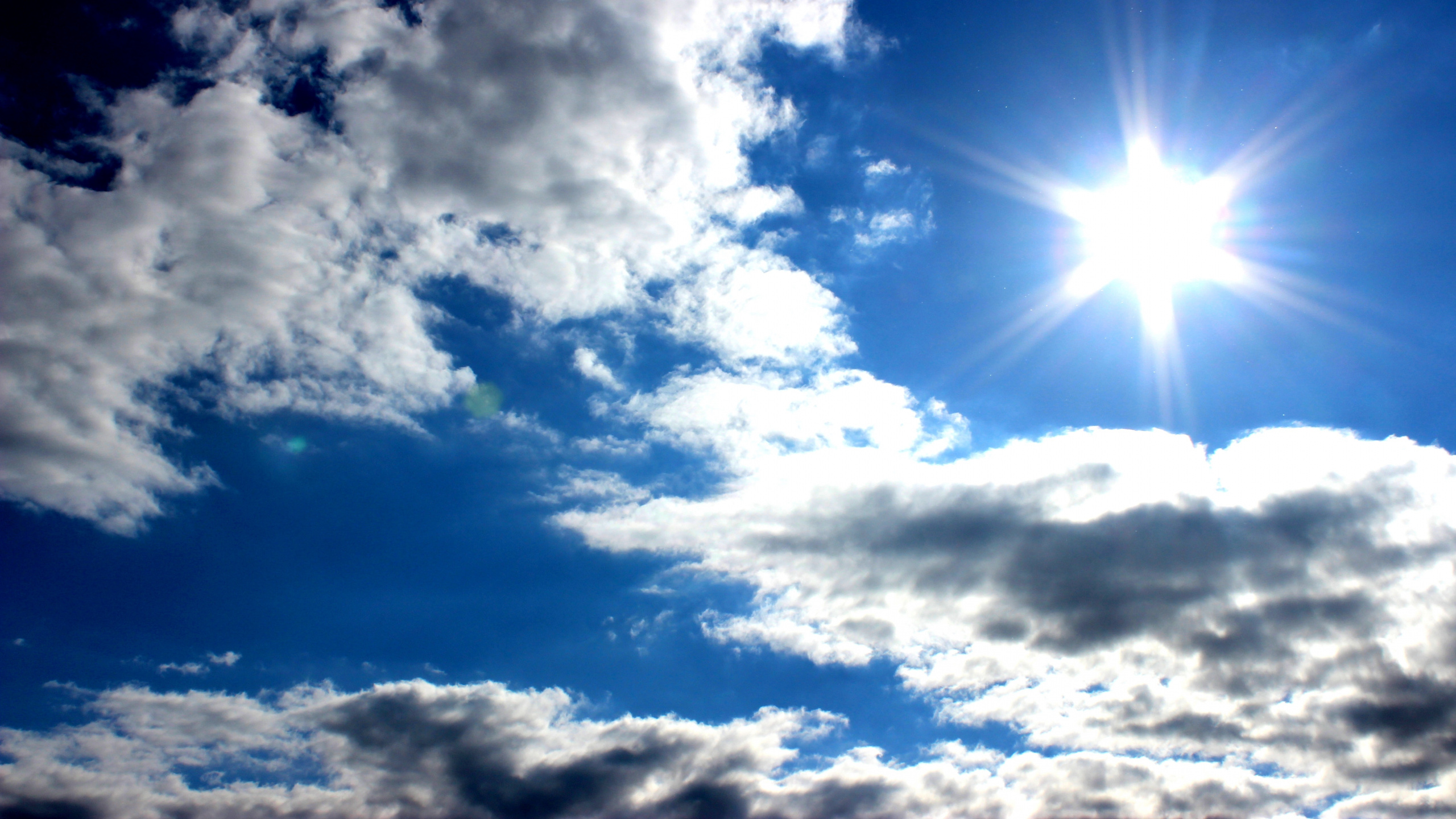 Weiße Wolken Und Blauer Himmel Tagsüber. Wallpaper in 2560x1440 Resolution