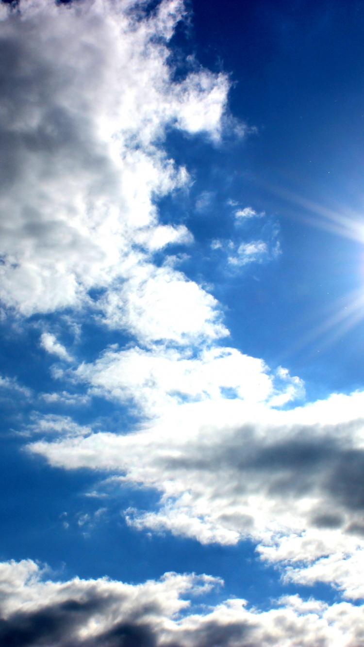 Weiße Wolken Und Blauer Himmel Tagsüber. Wallpaper in 750x1334 Resolution
